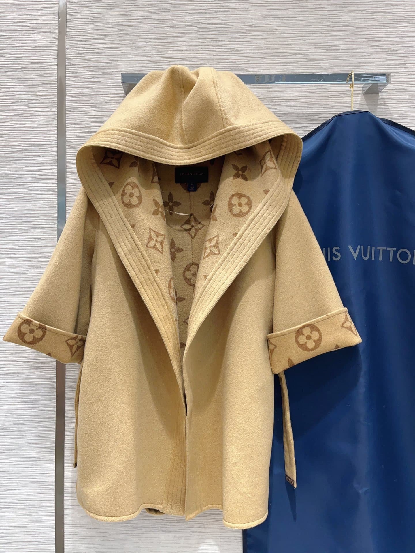 L0vis Vvtt0n Signature Hooded Wrap Robe Coat Beige 1Ab713