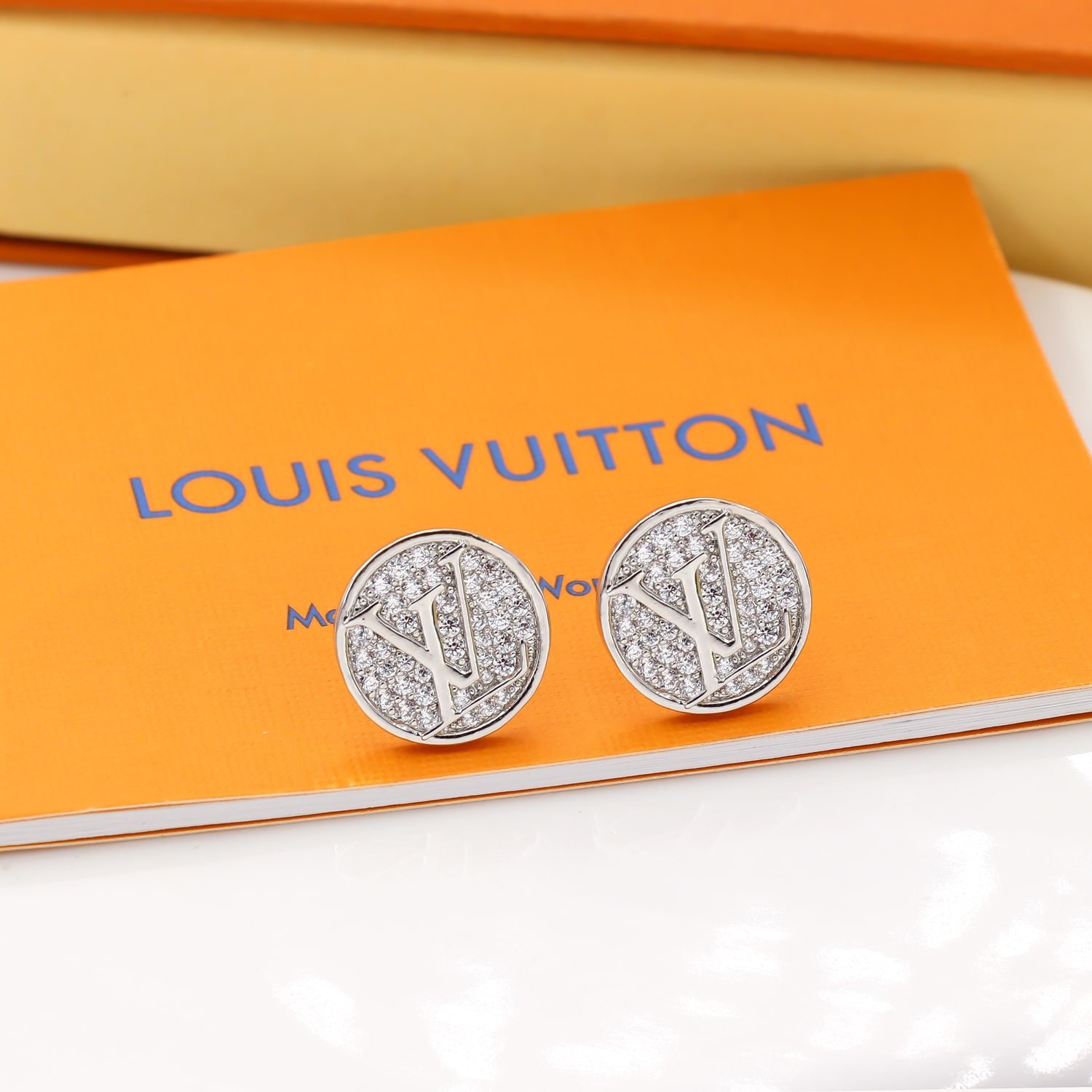 L0vis Vvtt0n Sparkling Circle Stud Earrings White Gold Tone