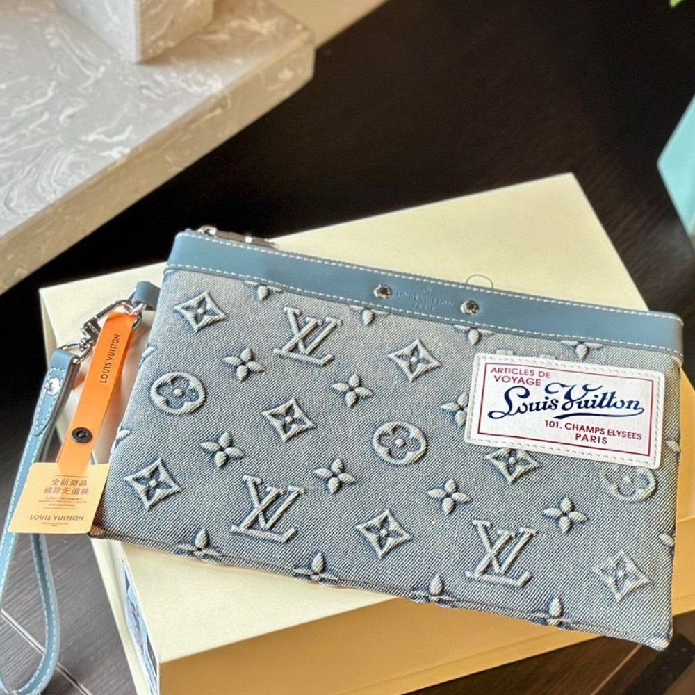 L0vis Vvtt0n Pochette To Go Monogram Washed Denim 27Cm M82313