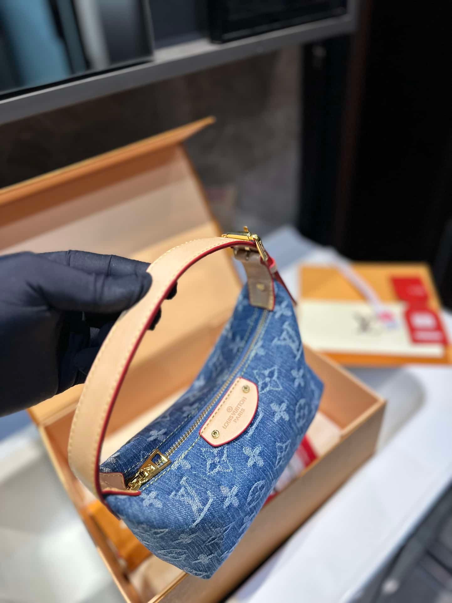 L0vis Vvtt0n Hills Pochette Denim Blue 24Cm M82949