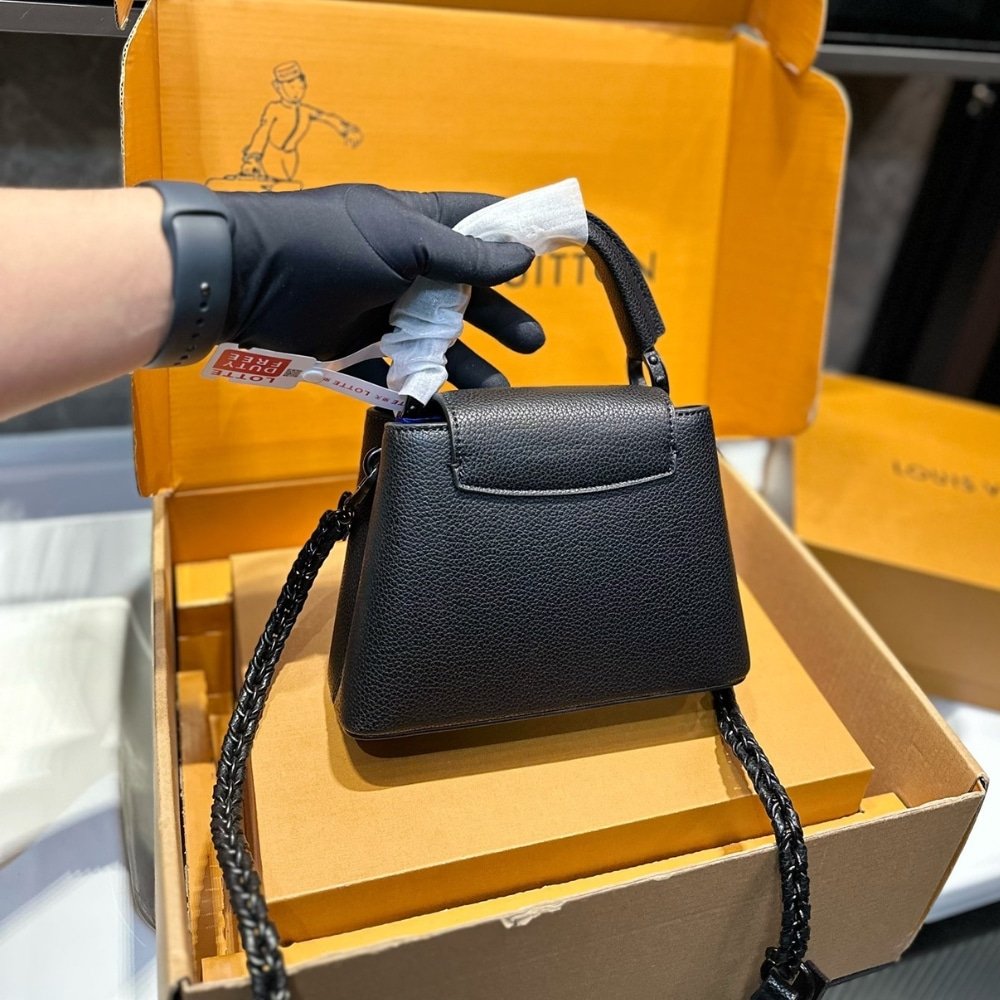 L0vis Vvtt0n Capucines Mini Matte Black 21Cm