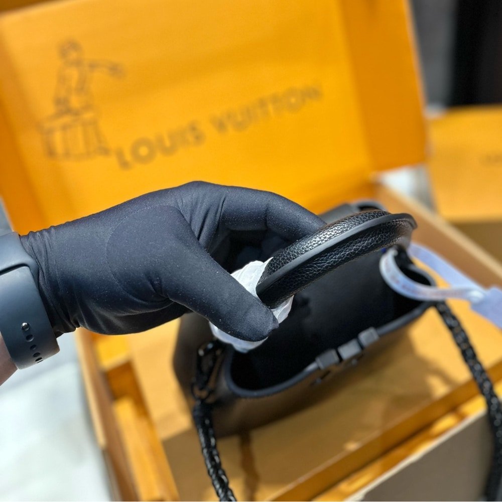 L0vis Vvtt0n Capucines Mini Matte Black 21Cm