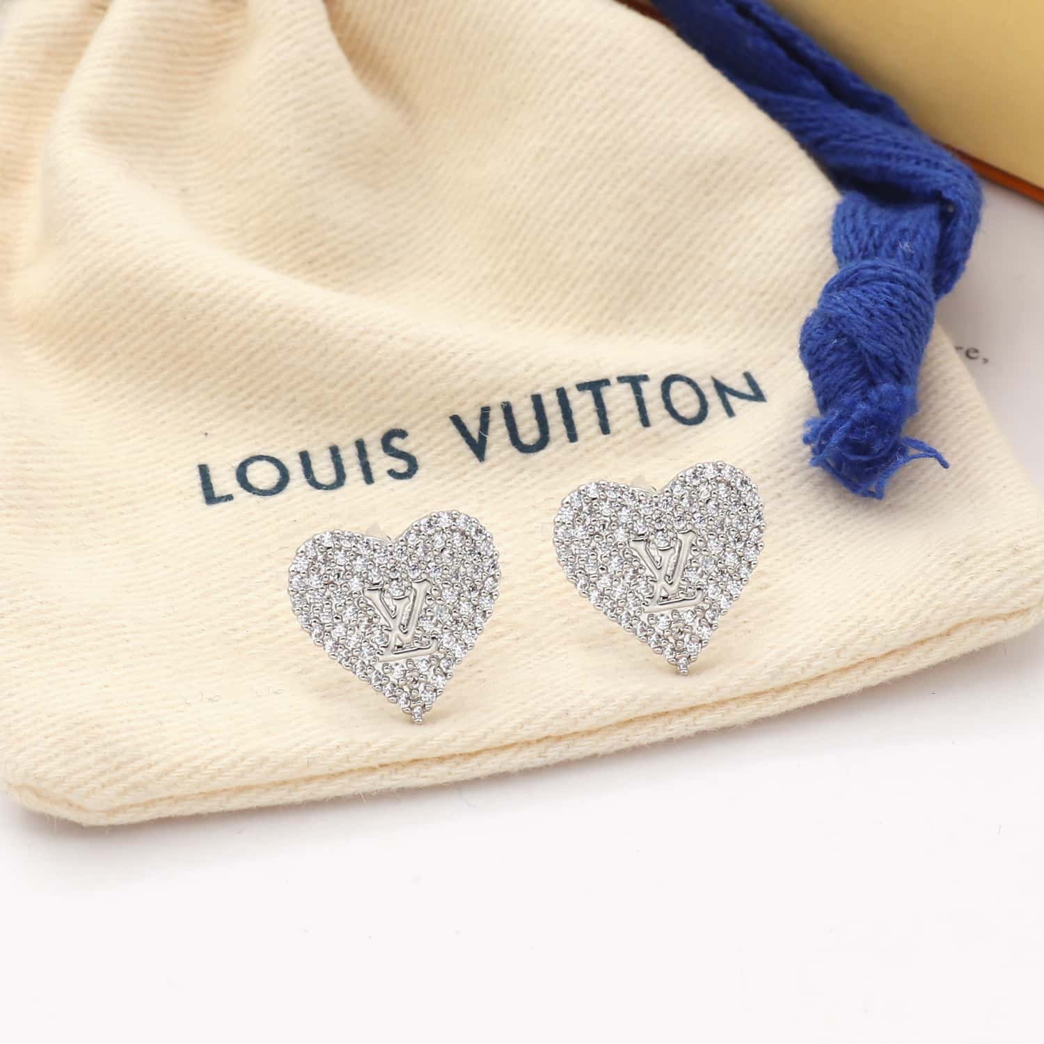 L0vis Vvtt0n Sparkling Heart Stud Earrings White Gold Tone