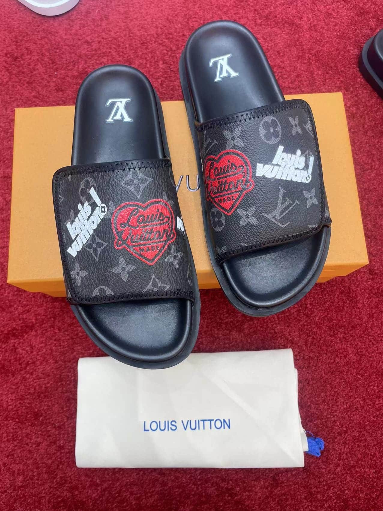 L0vis Vvtt0n Monogram Heart Flat Slides Black