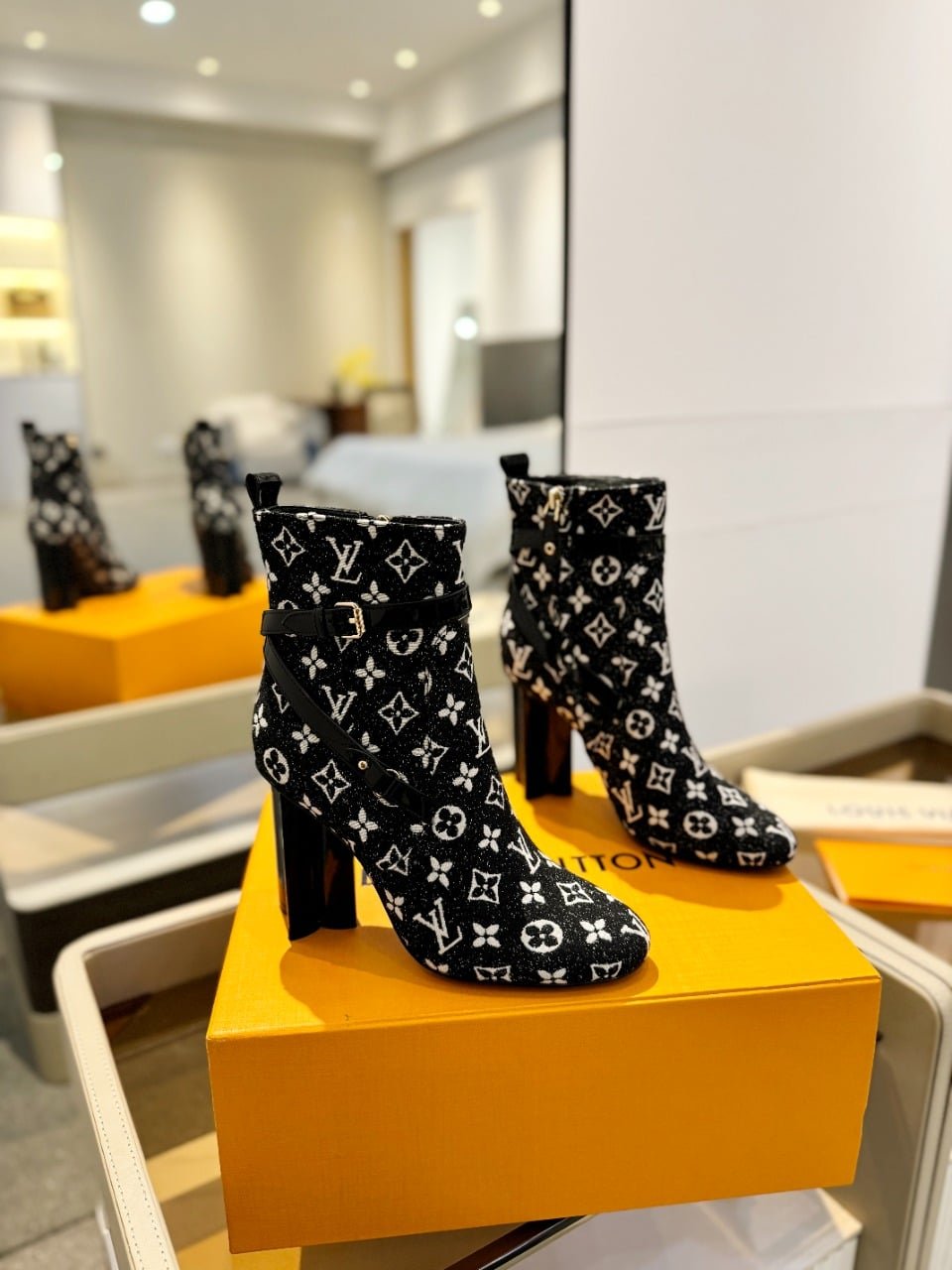 L0vis Vvtt0n Silhouette Ankle Boots Monogram Black