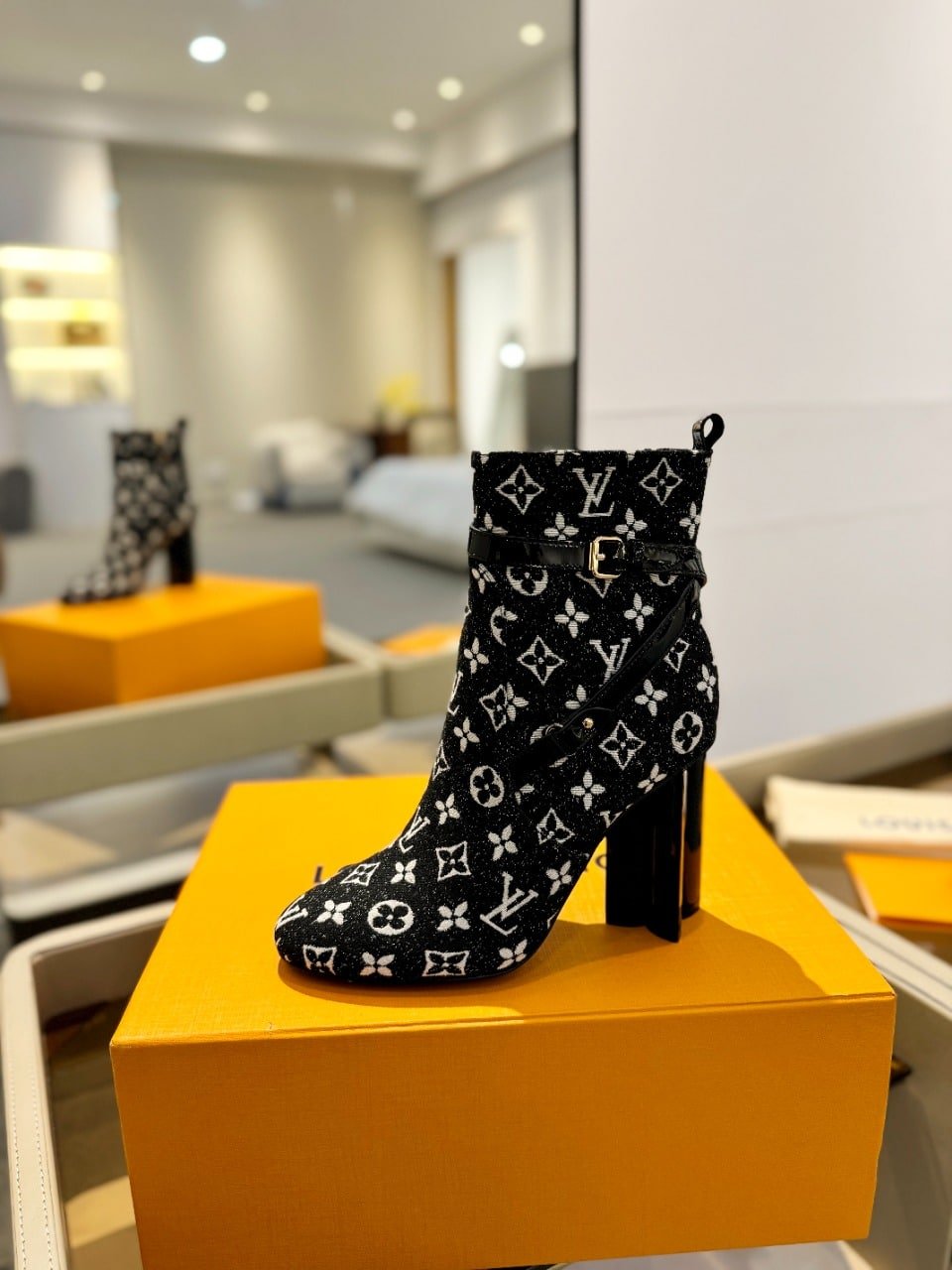 L0vis Vvtt0n Silhouette Ankle Boots Monogram Black