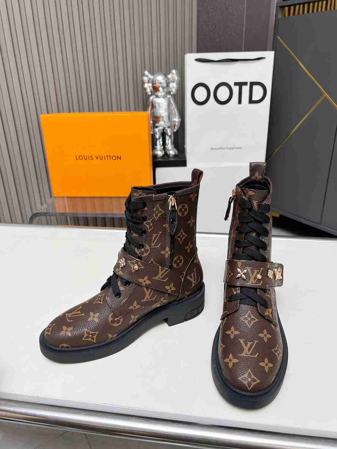 L0vis Vvtt0n Citizen Boots Monogram Brown