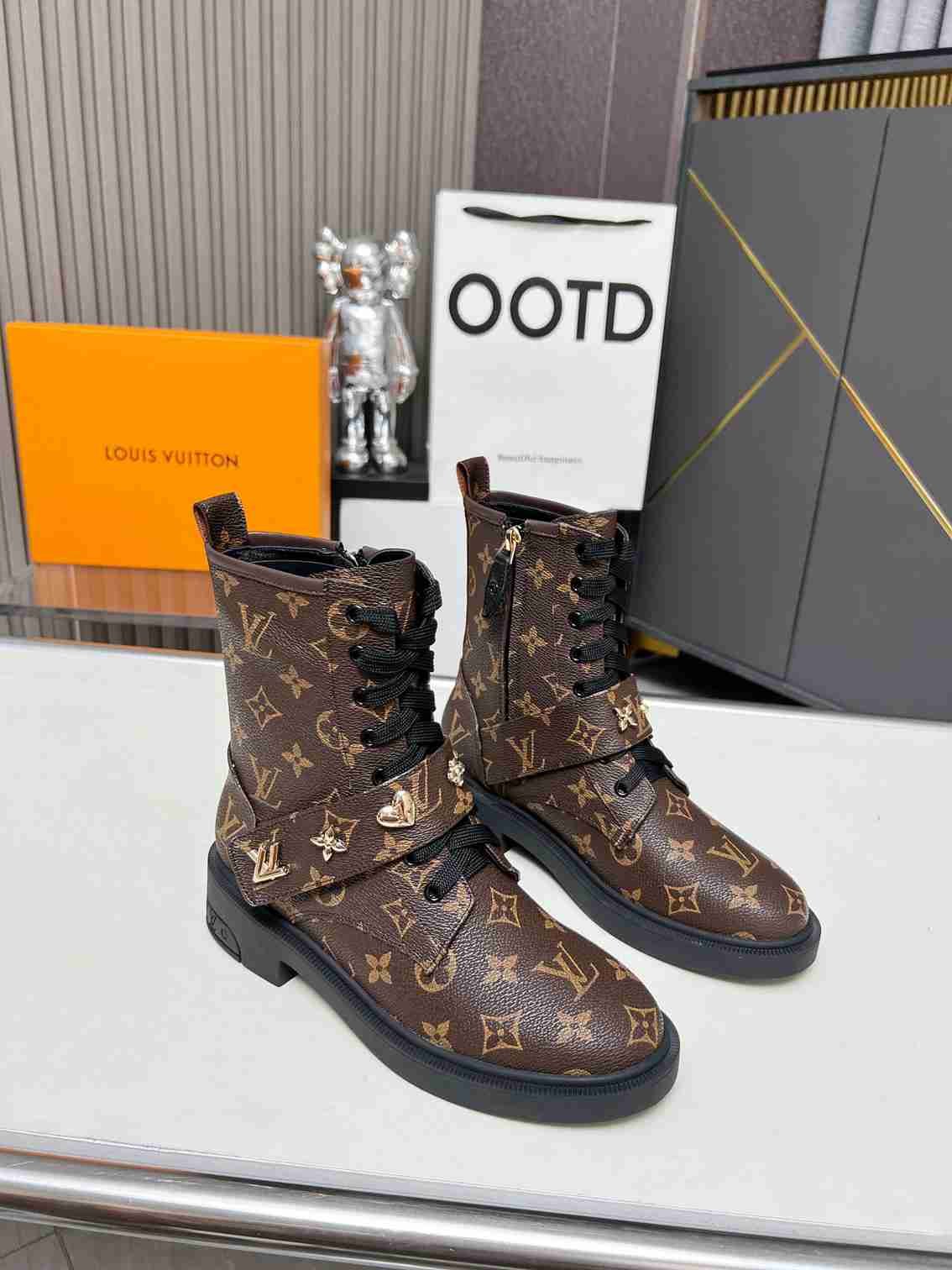 L0vis Vvtt0n Citizen Boots Monogram Brown