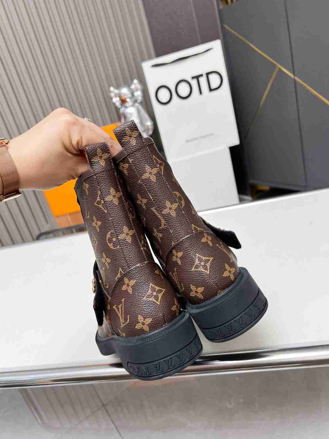 L0vis Vvtt0n Citizen Boots Monogram Brown