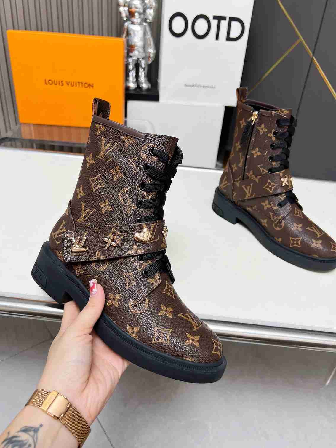 L0vis Vvtt0n Citizen Boots Monogram Brown