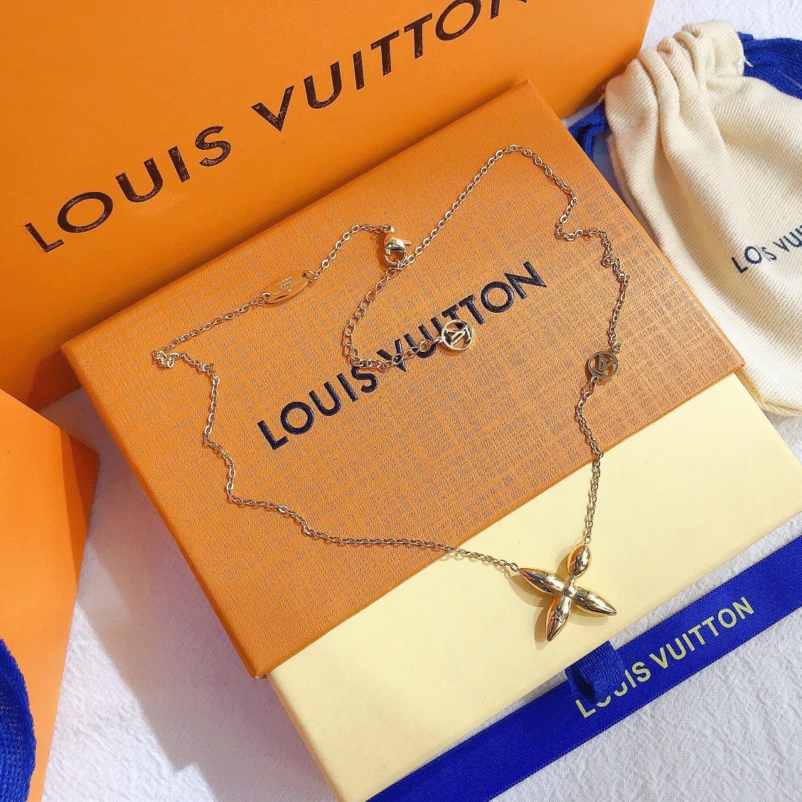 L0vis Vvtt0n L0visette Necklace Gold M00365
