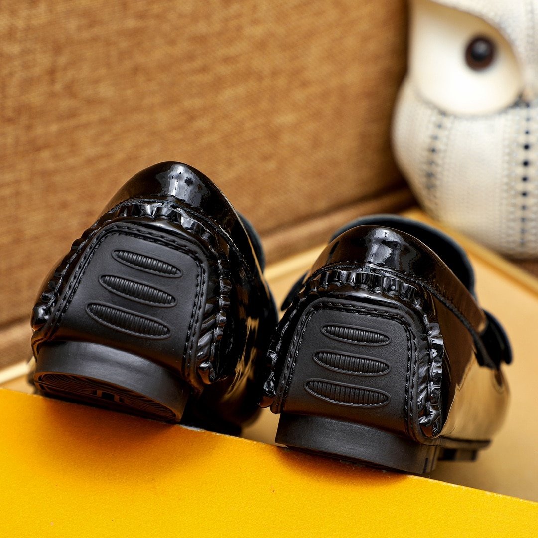 L0vis Vvtt0n Loafer Alligator Polish Leather With Lv Logo In Black