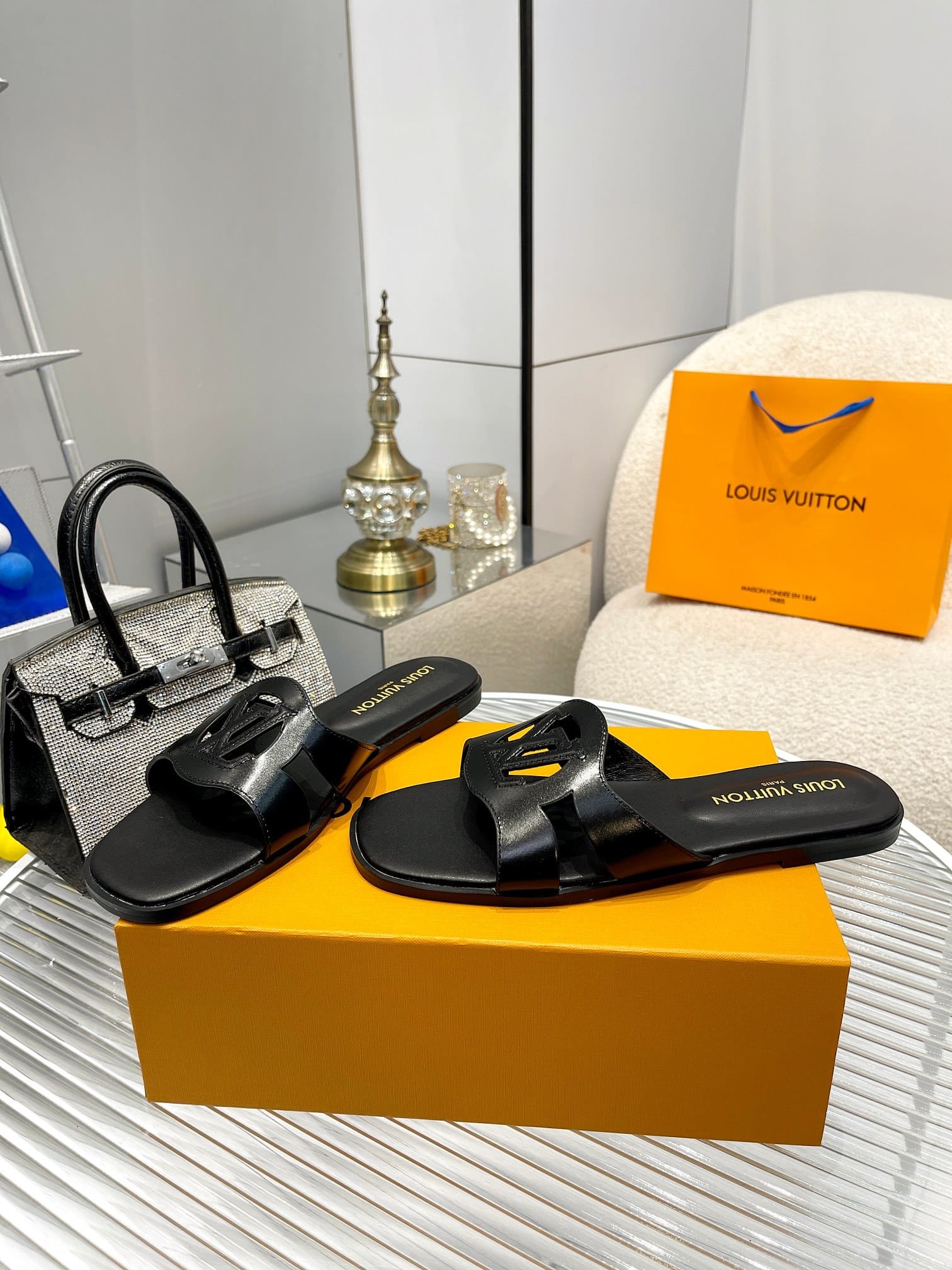 L0vis Vvtt0n Lv Isola Flat Mule Black 1Abp0E