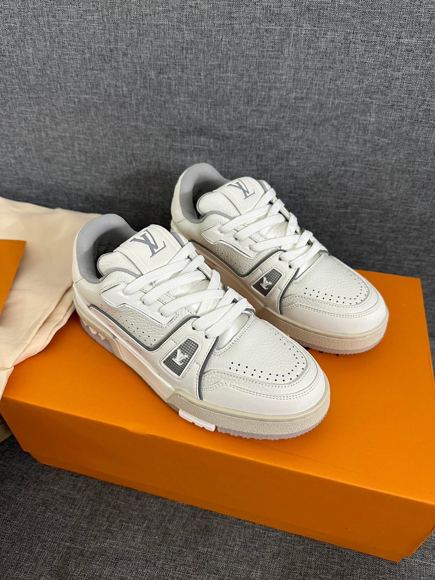 L0vis Vvtt0n Trainer 54 Signature White