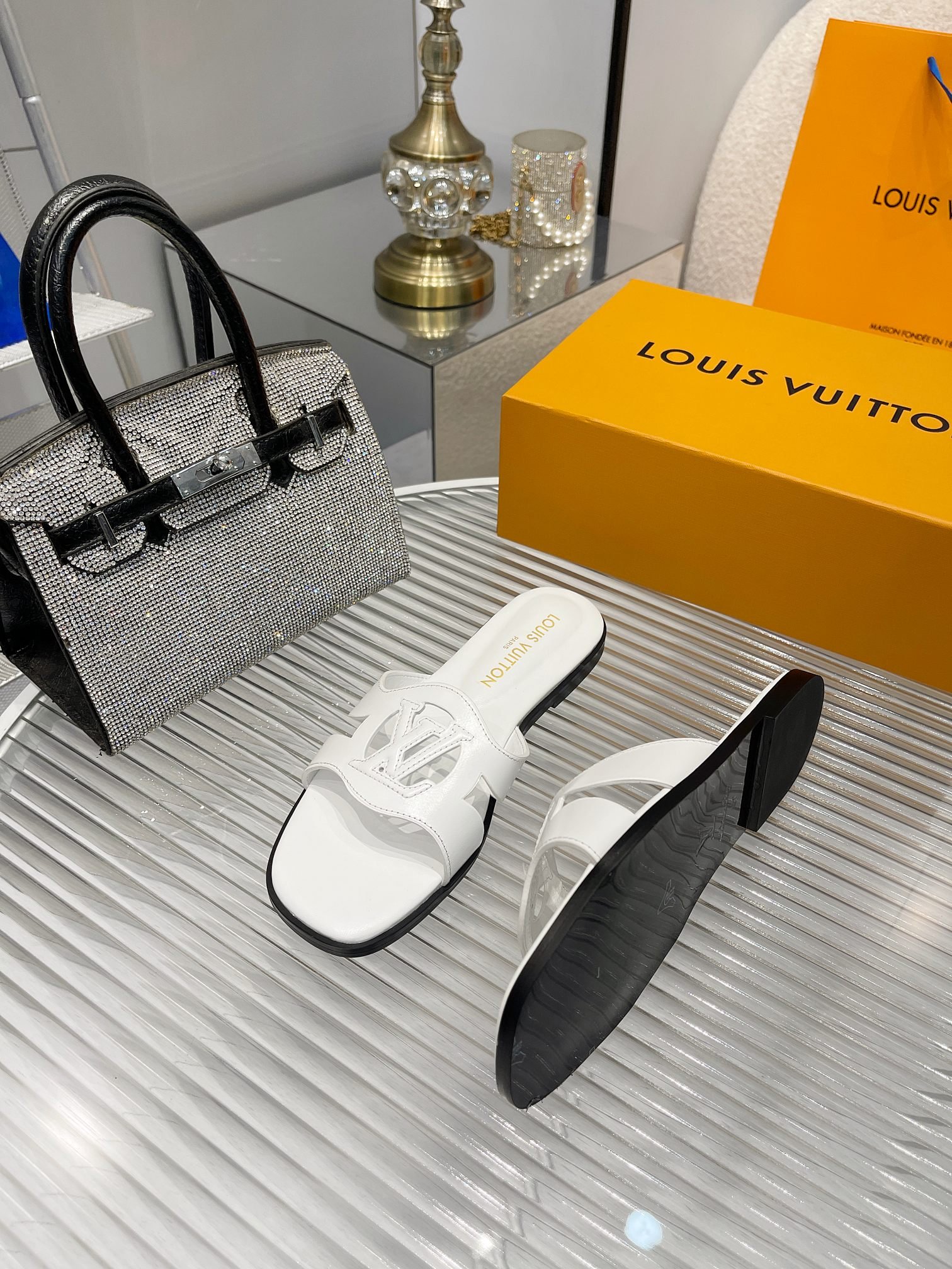 L0vis Vvtt0n Lv Isola Flat Mule White 1Abozk