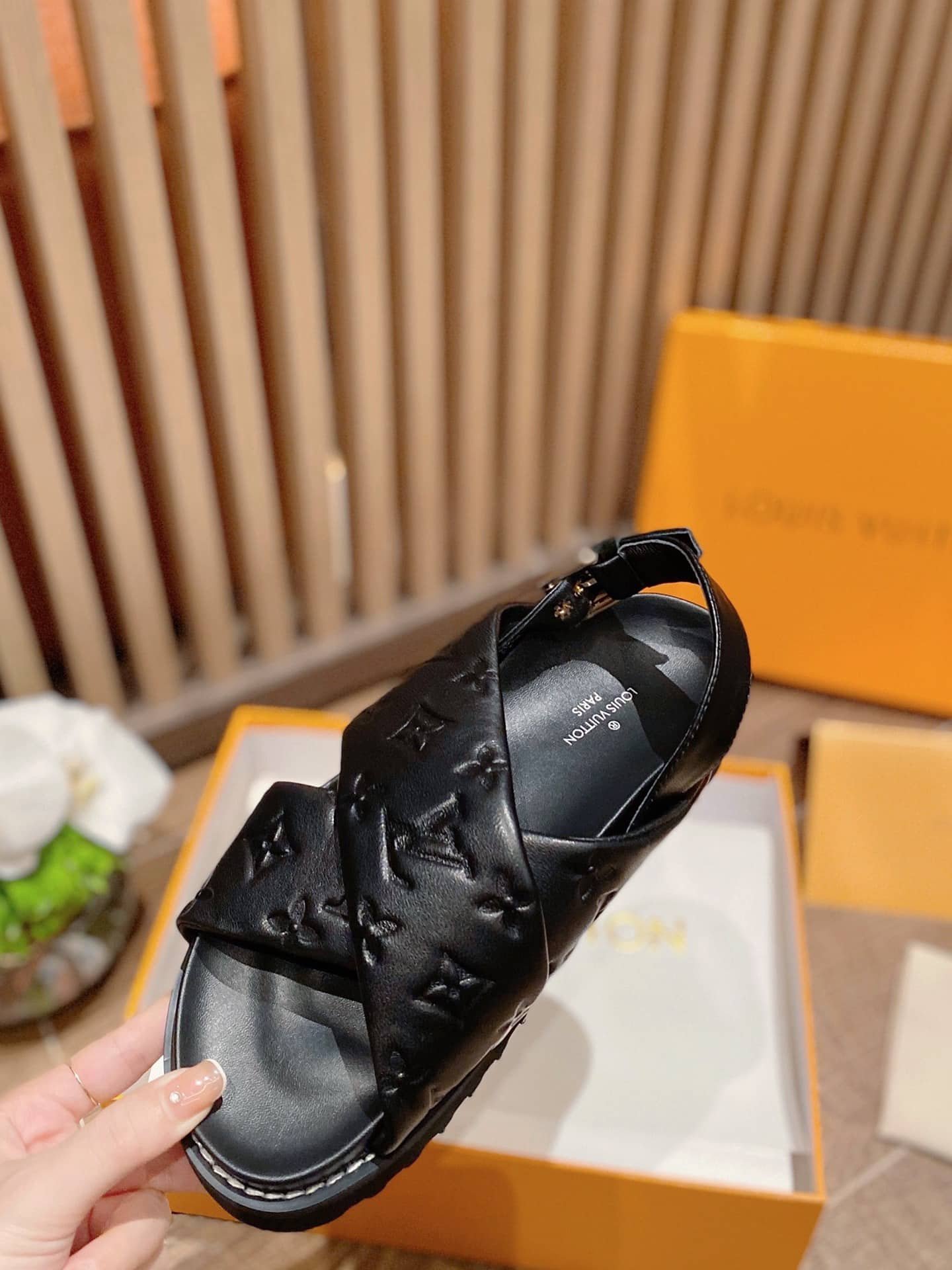 L0vis Vvtt0n Monogram Embossed Paseo Flat Comfort Sandals Black