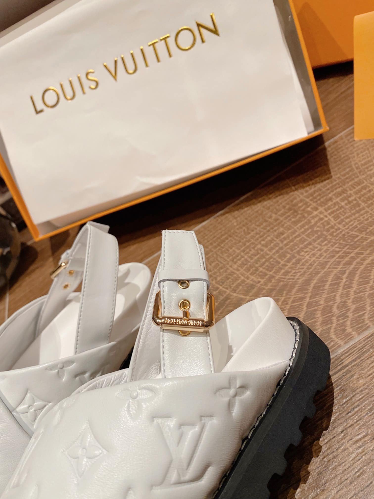 L0vis Vvtt0n Monogram Embossed Paseo Flat Comfort Sandals White