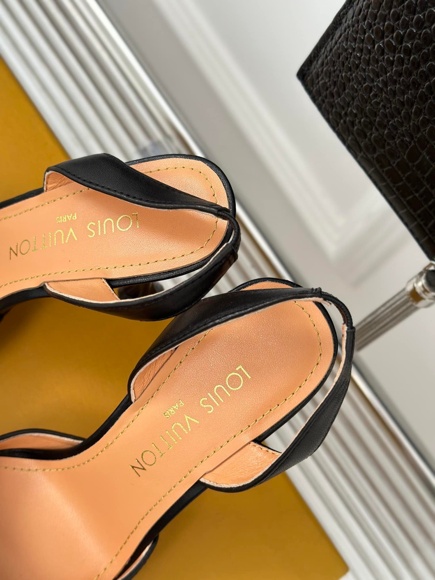 L0vis Vvtt0n Blossom Slingback Pump Black 1Acaps