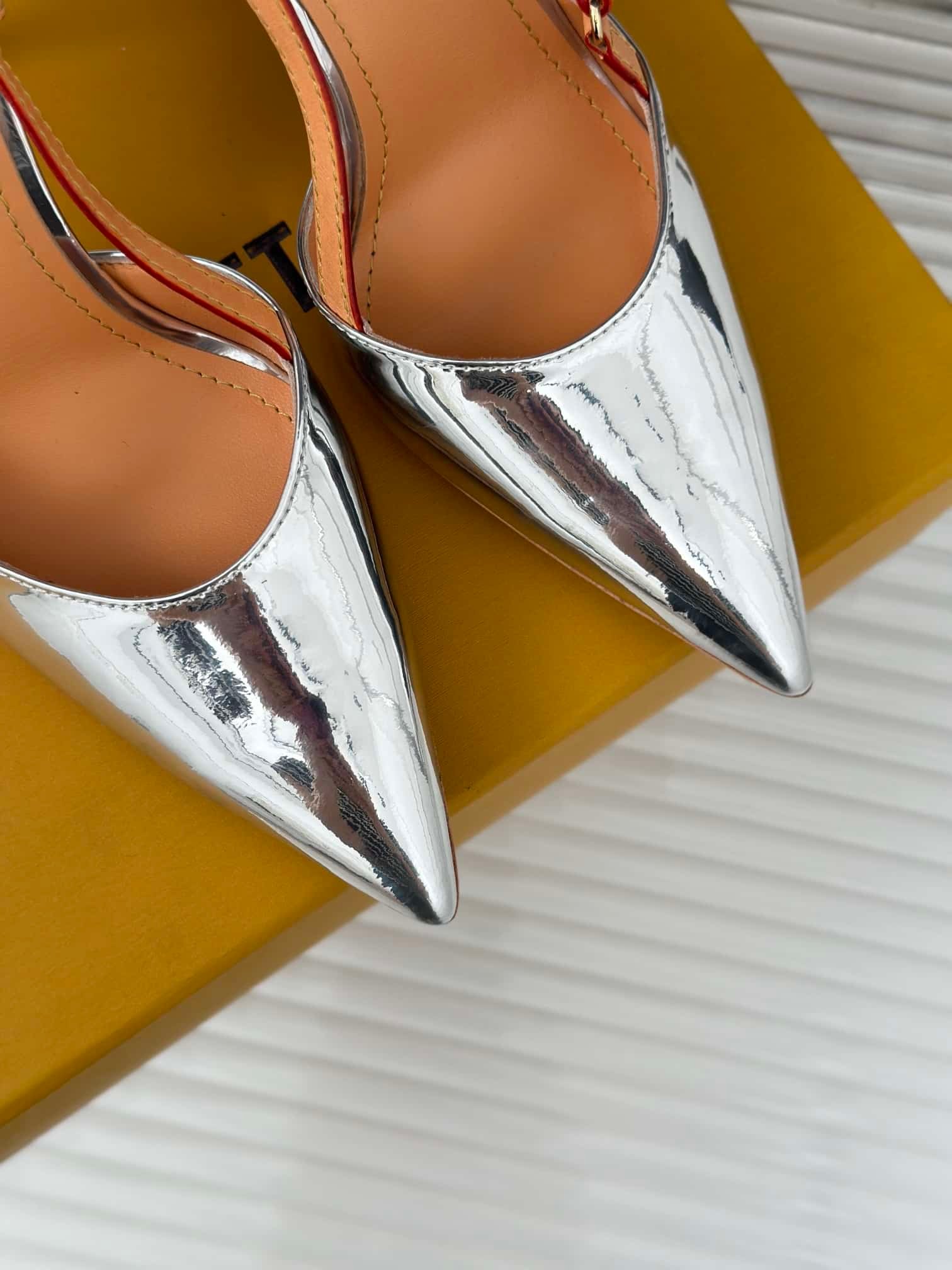 L0vis Vvtt0n Blossom Slingback Pump Silver