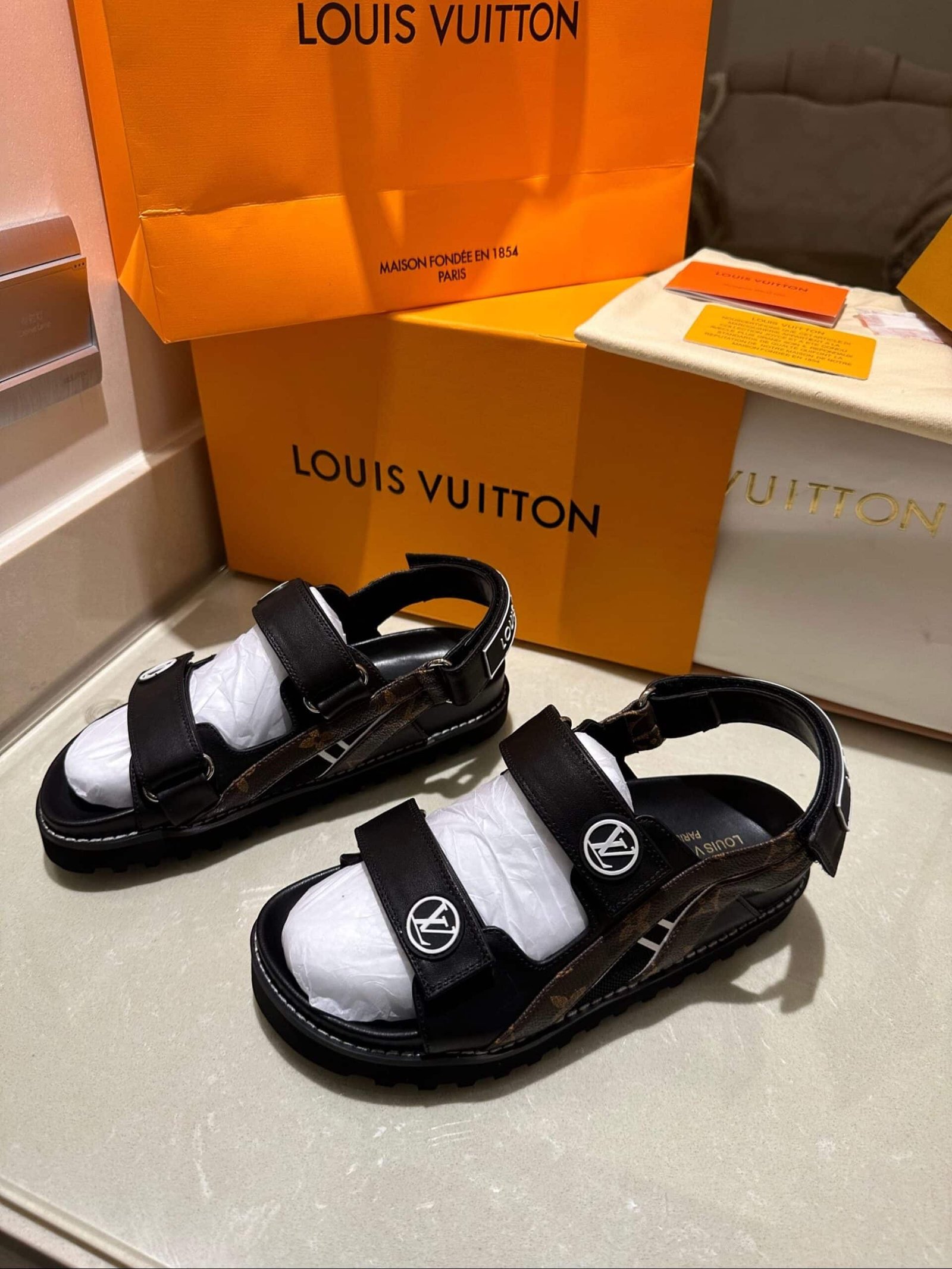 L0vis Vvtt0n Paseo Flat Comfort Sandals Black 1Ab0Xt