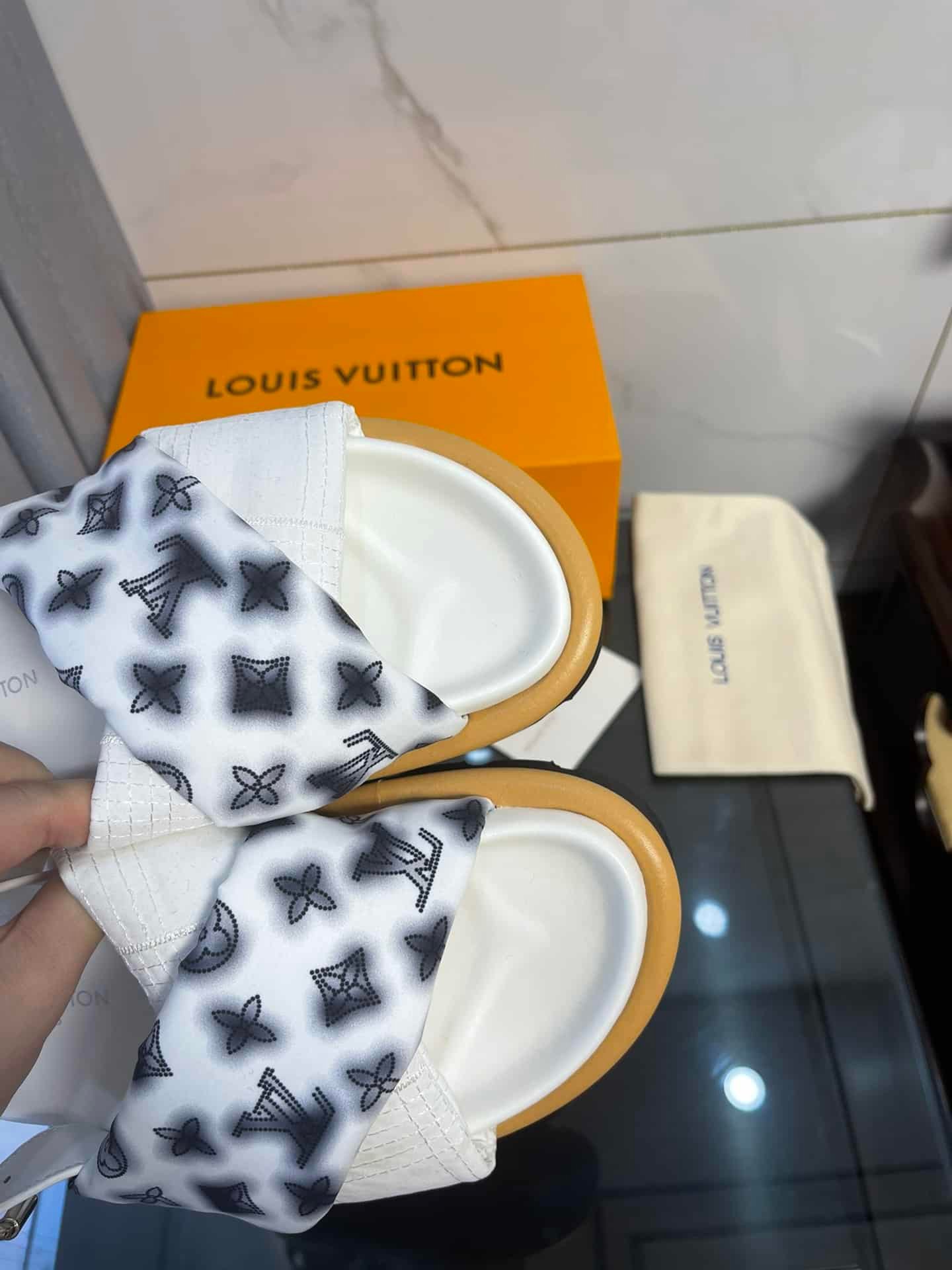 L0vis Vvtt0n Pool Pillow Flat Comfort Sandals White