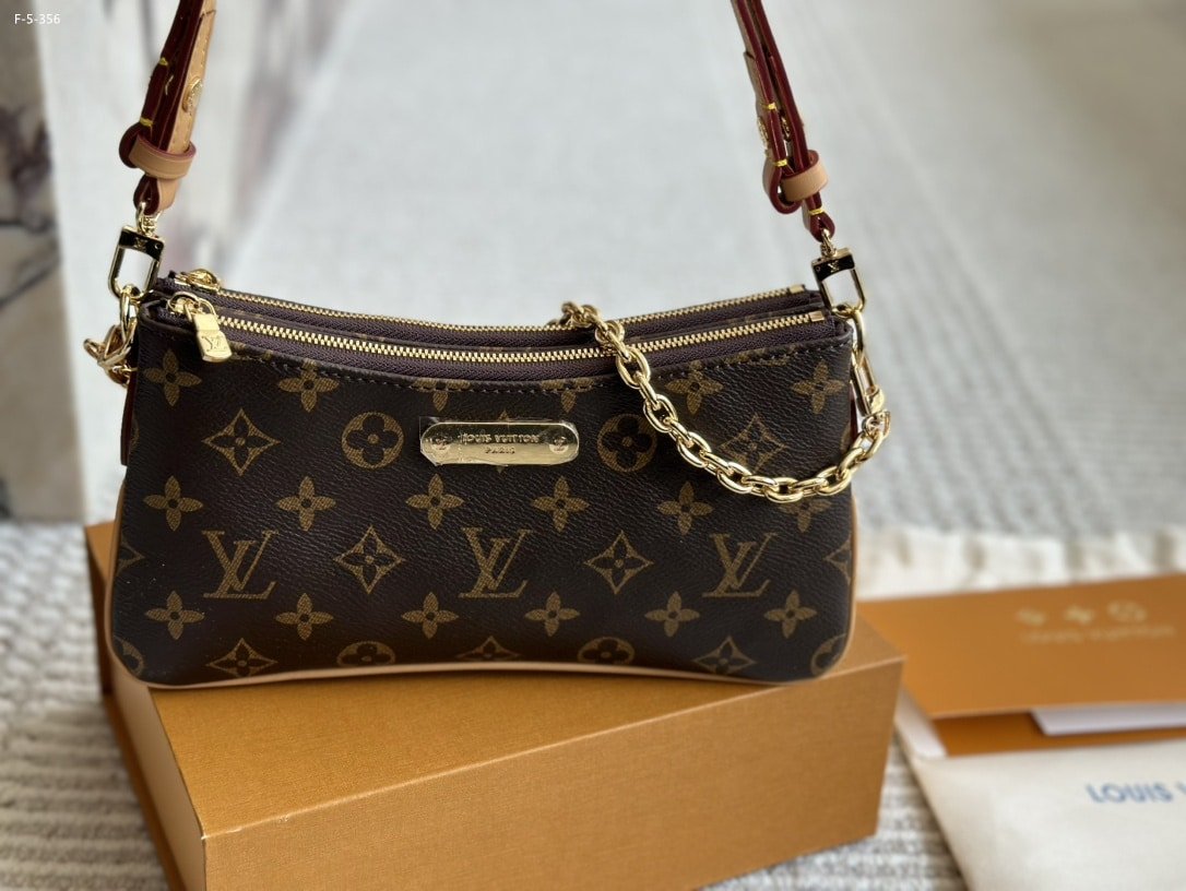 L0vis Vvtt0n Liv Pochette Monogram Canvas 24Cm M83008