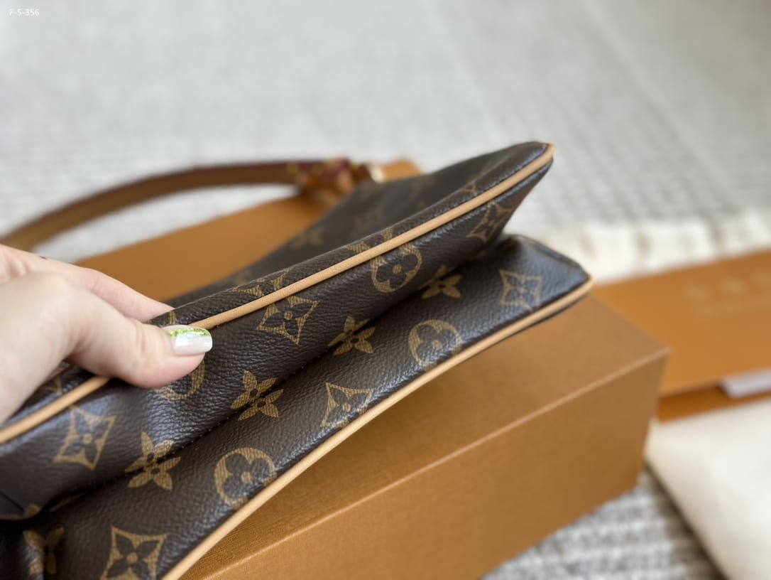 L0vis Vvtt0n Liv Pochette Monogram Canvas 24Cm M83008