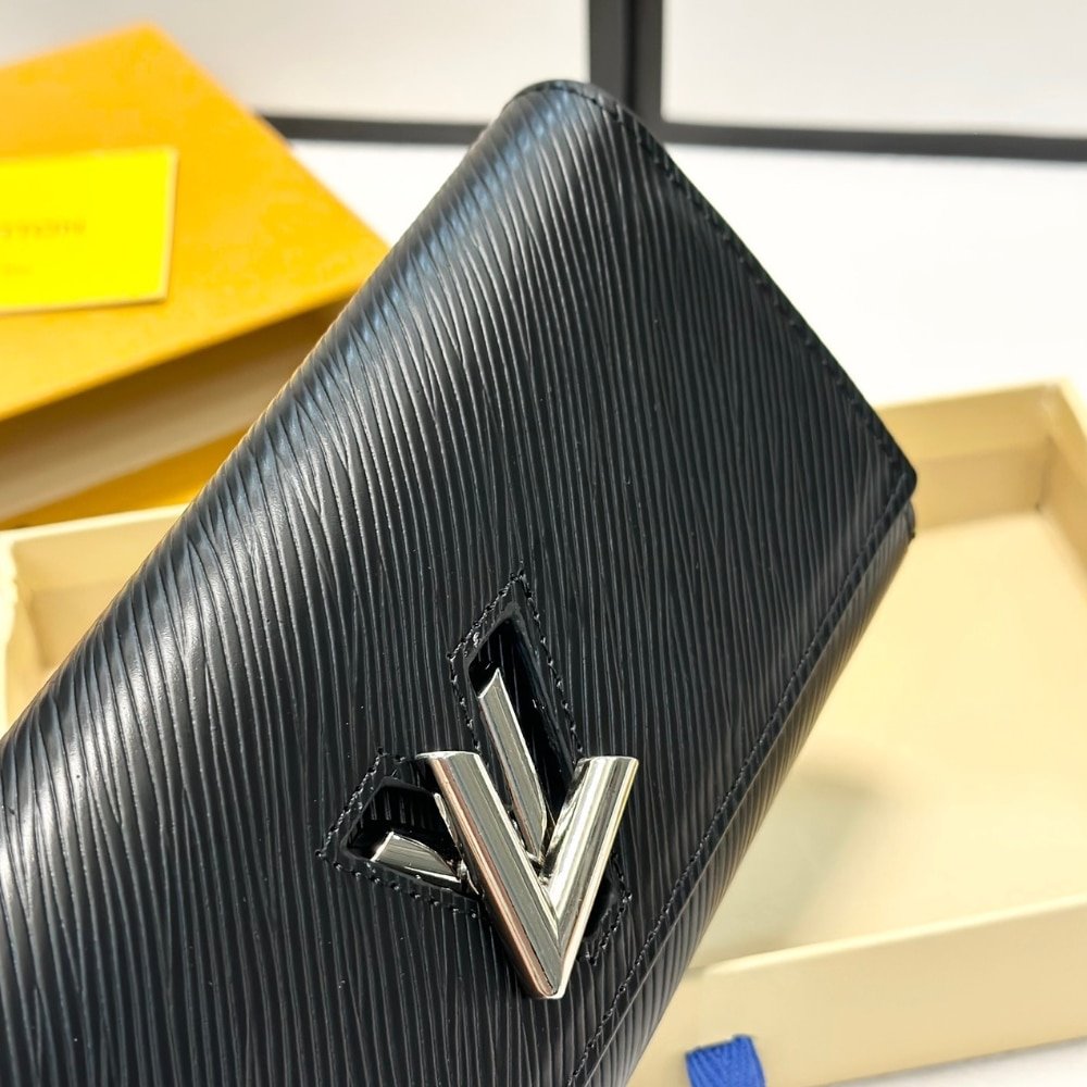 L0vis Vvtt0n Twist Wallet Leather Black 19Cm M68309