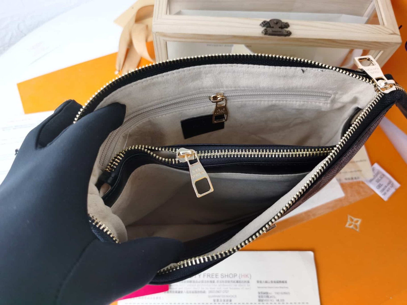L0vis Vvtt0n Pochette Damier Canvas Black 28Cm