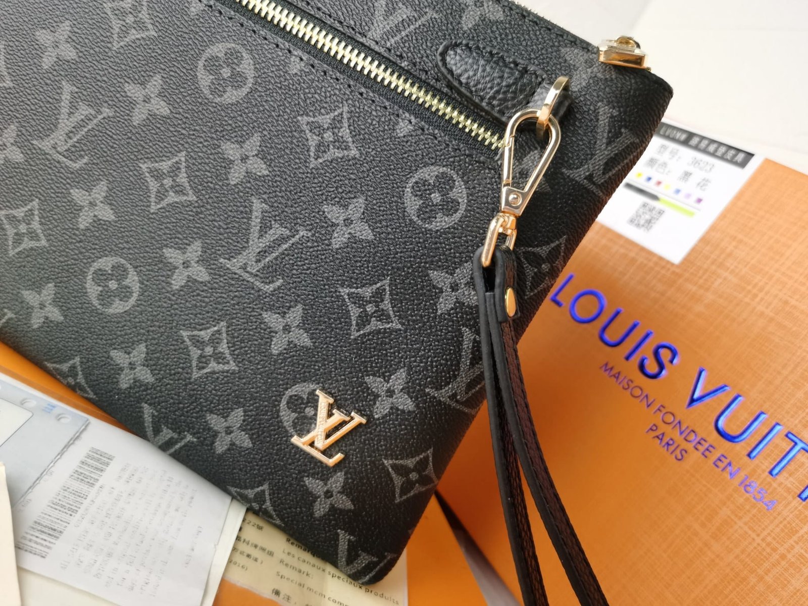L0vis Vvtt0n Pochette Monogram Canvas Black 27Cm