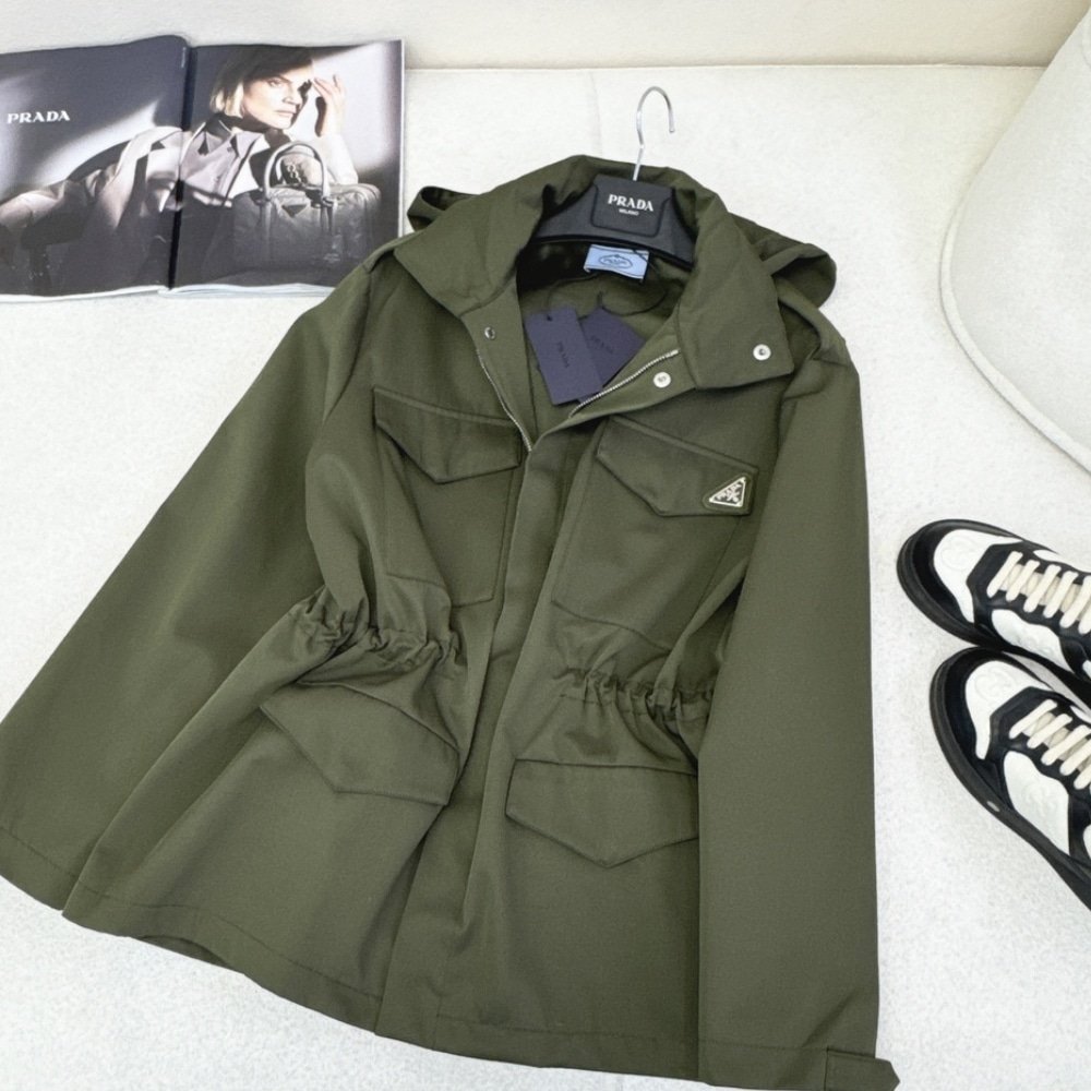 Pra*a Hooded Windbreaker Green