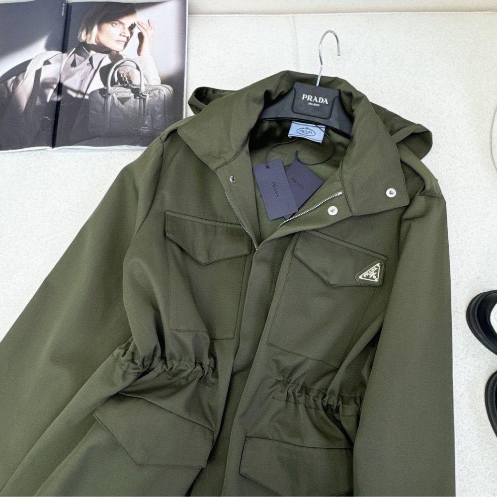 Pra*a Hooded Windbreaker Green