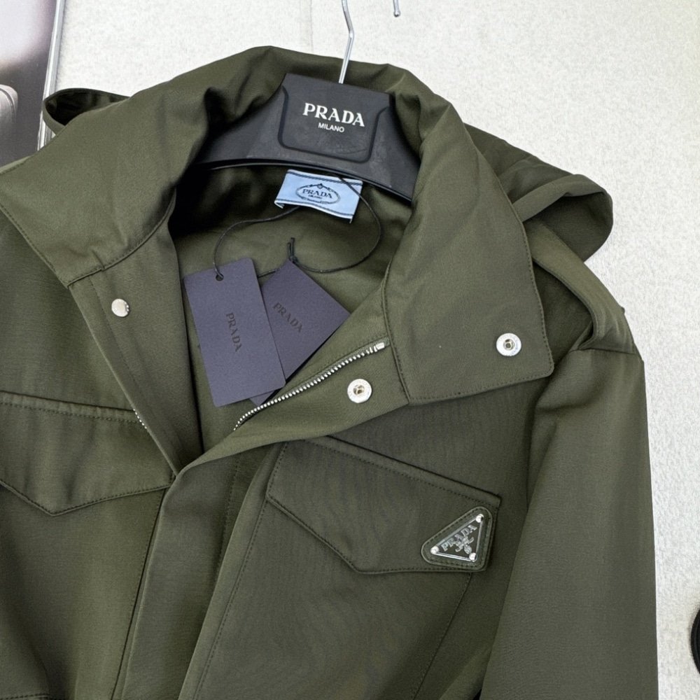 Pra*a Hooded Windbreaker Green