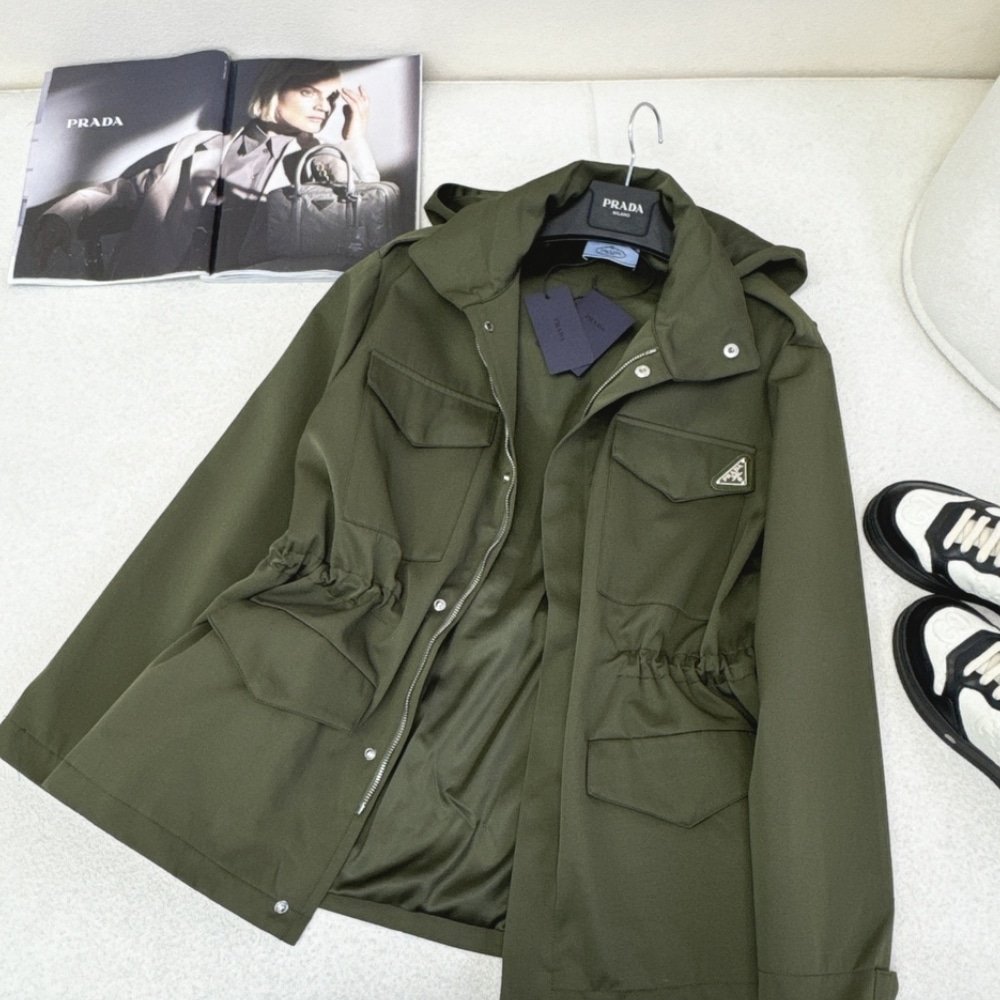 Pra*a Hooded Windbreaker Green