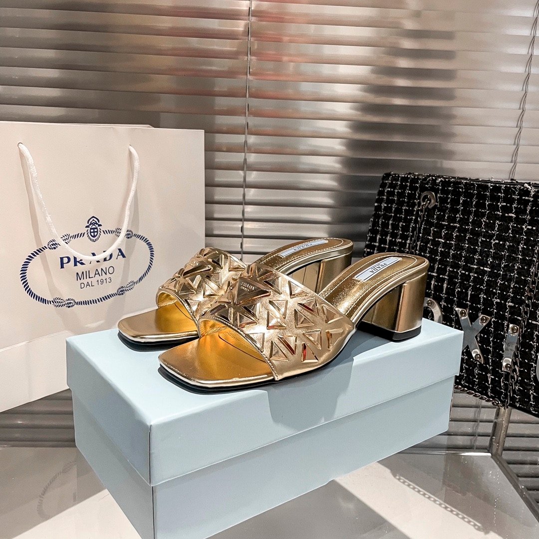 Pra*a Ciabatte Spazzolato Borchie Sandals Gold