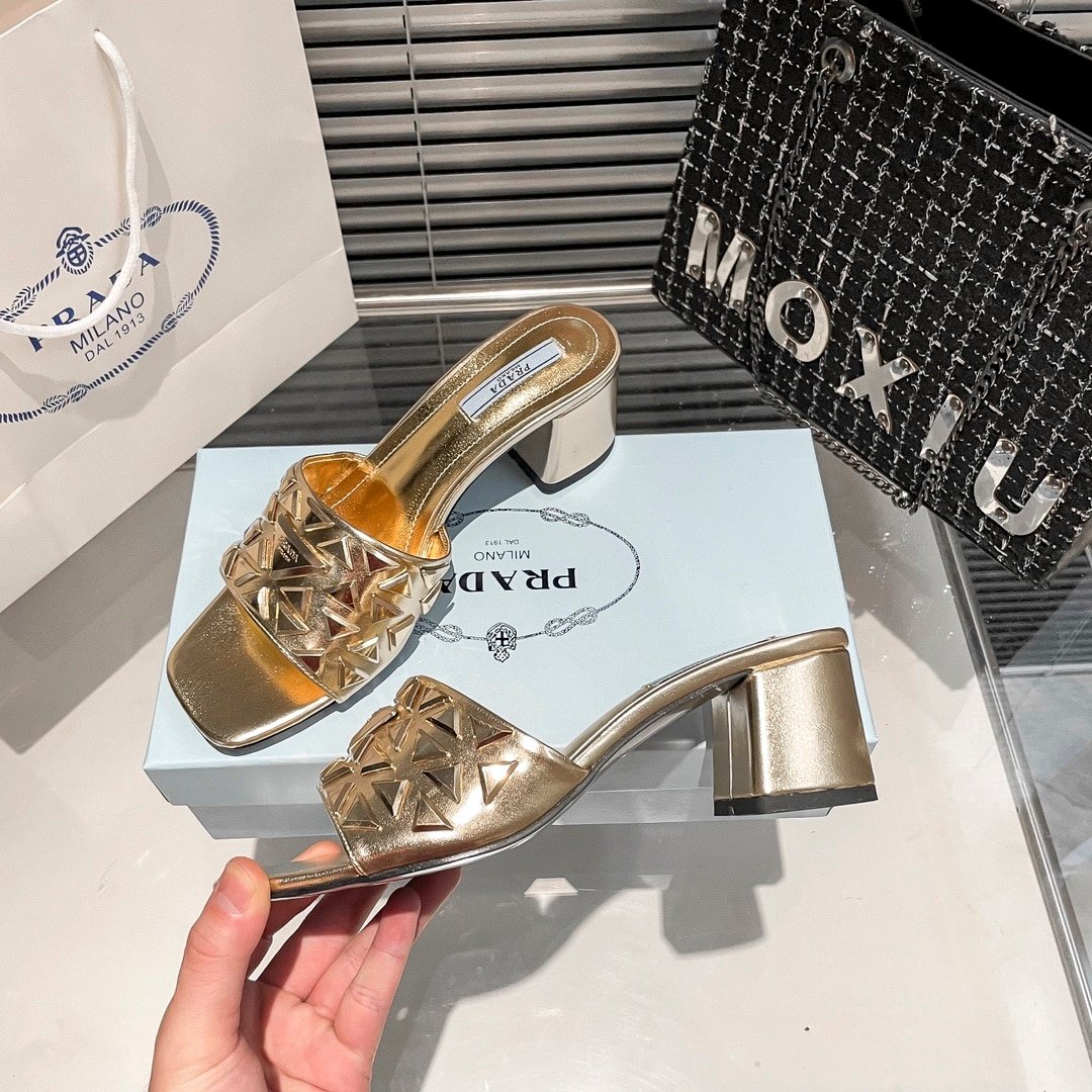Pra*a Ciabatte Spazzolato Borchie Sandals Gold