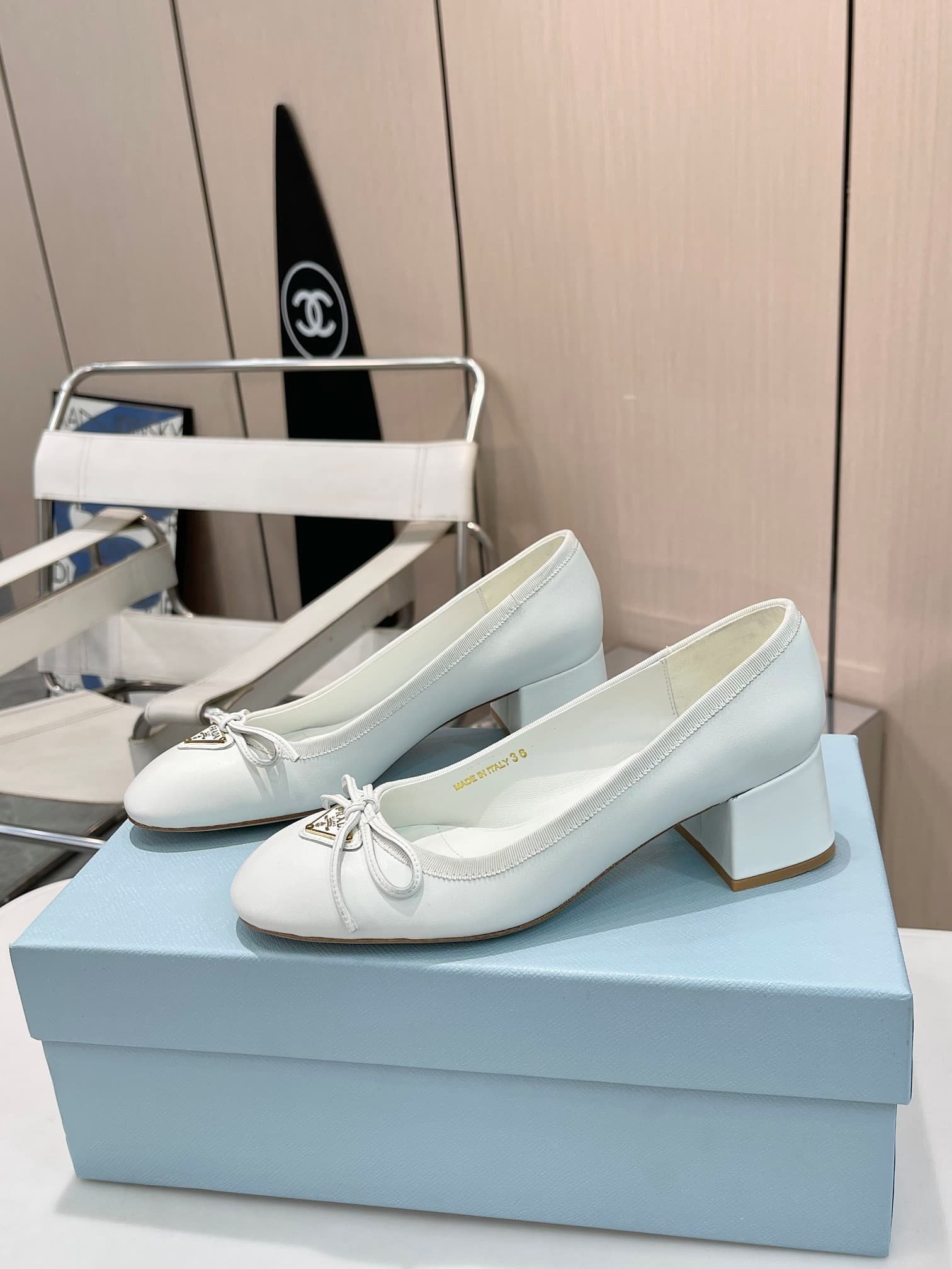 Pra*a Triangle Logo Bow Pump In White