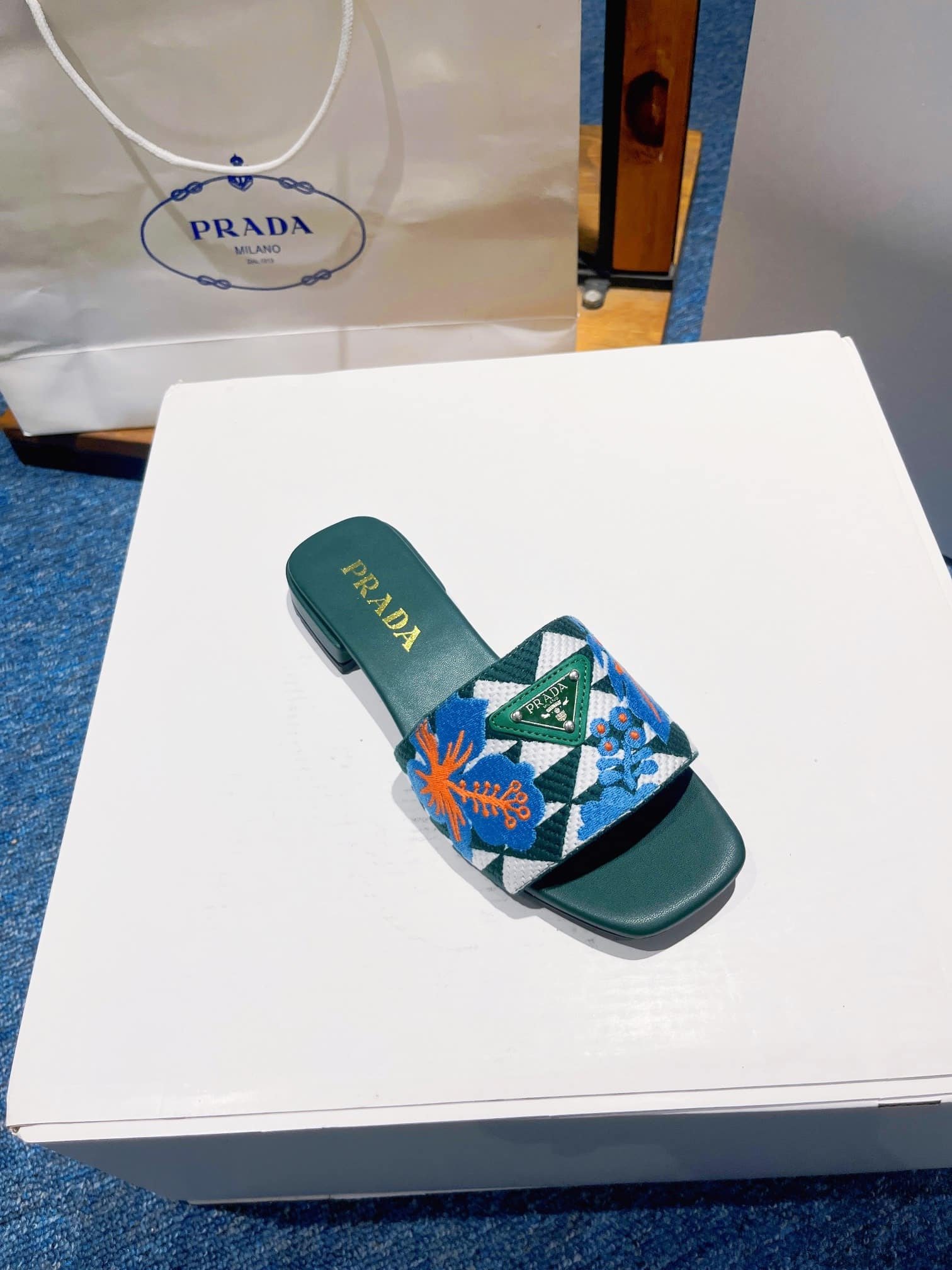 Pra*a Jacquard Logo Slides Green