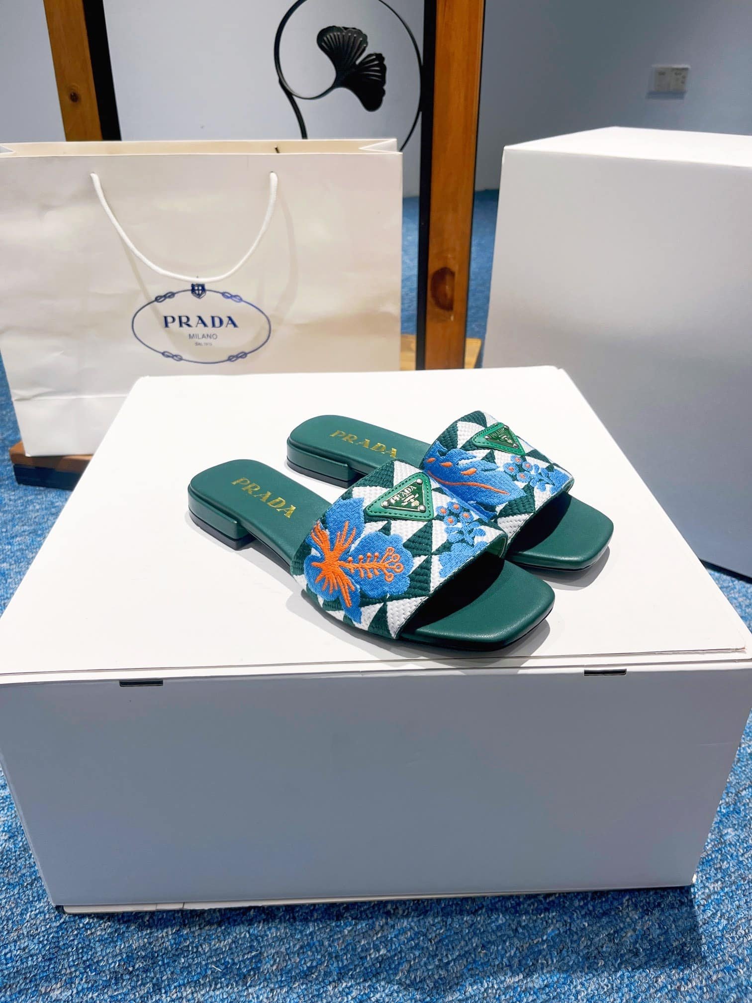 Pra*a Jacquard Logo Slides Green