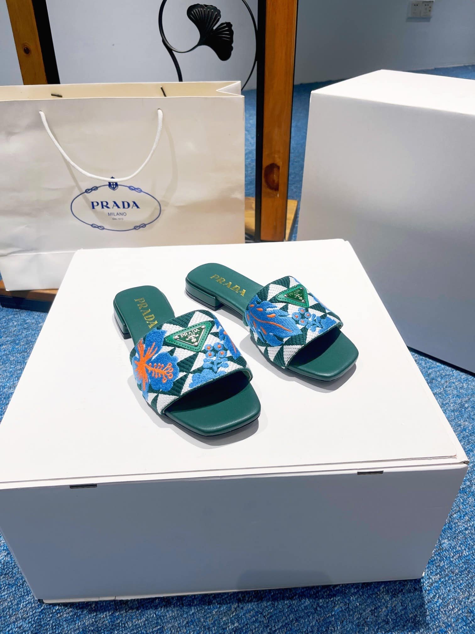 Pra*a Jacquard Logo Slides Green