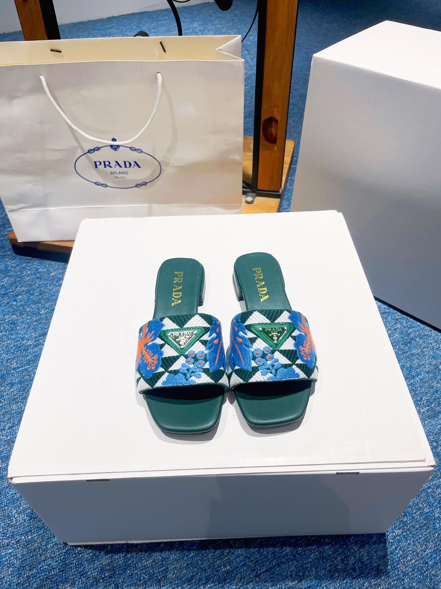 Pra*a Jacquard Logo Slides Green