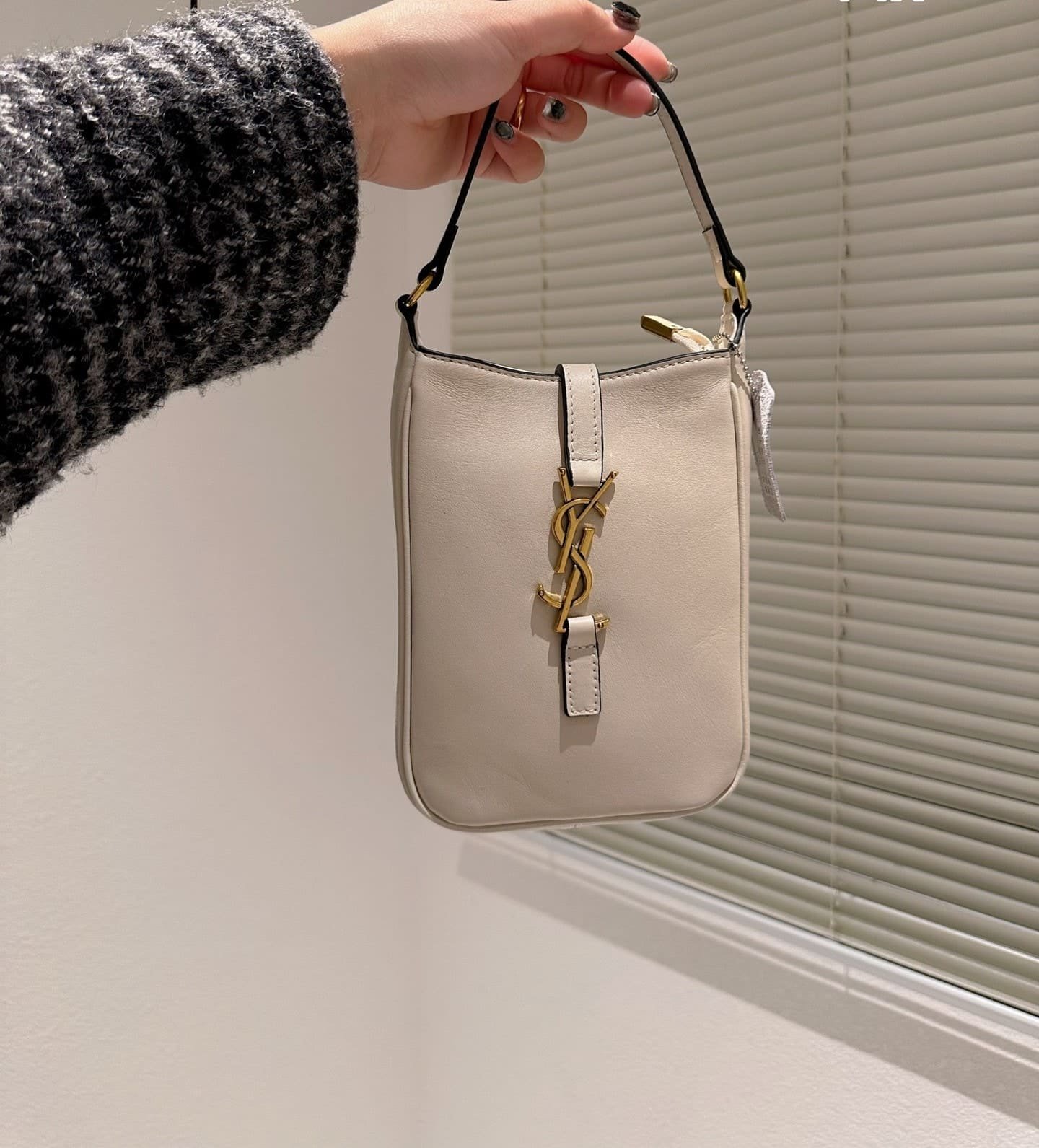 Sa1nt Lau*nt Le 5 A 7 Mini Vertical Bag Cream 18Cm