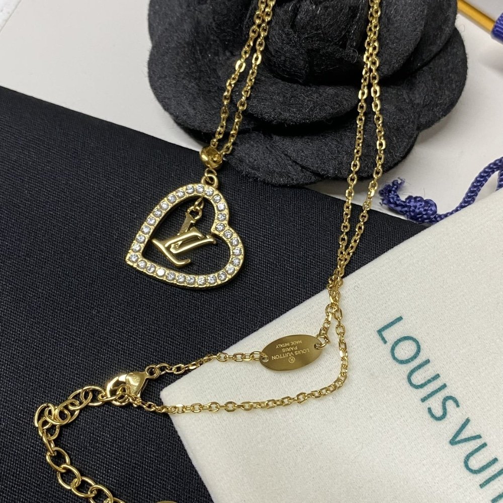 L0vis Vvtt0n My Lv Heart Necklace Gold Tone M02389