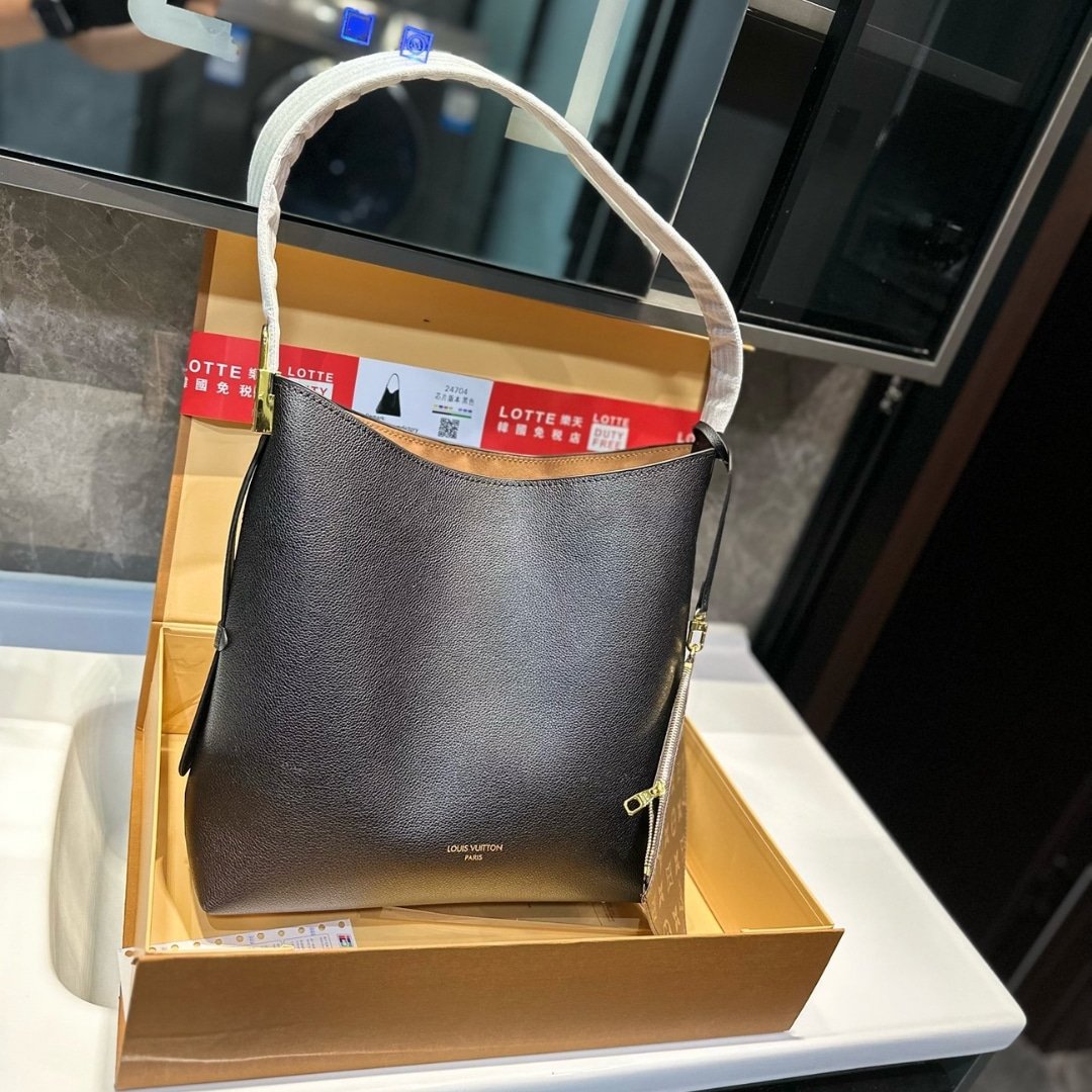 L0vis Vvtt0n Low Key Hobo MM In Black 31Cm M24856