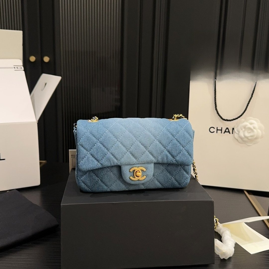 Ch**el Classic Handbag Washed Denim And Gold Tone Metal Blue 19Cm A01112 B16747 Nx158