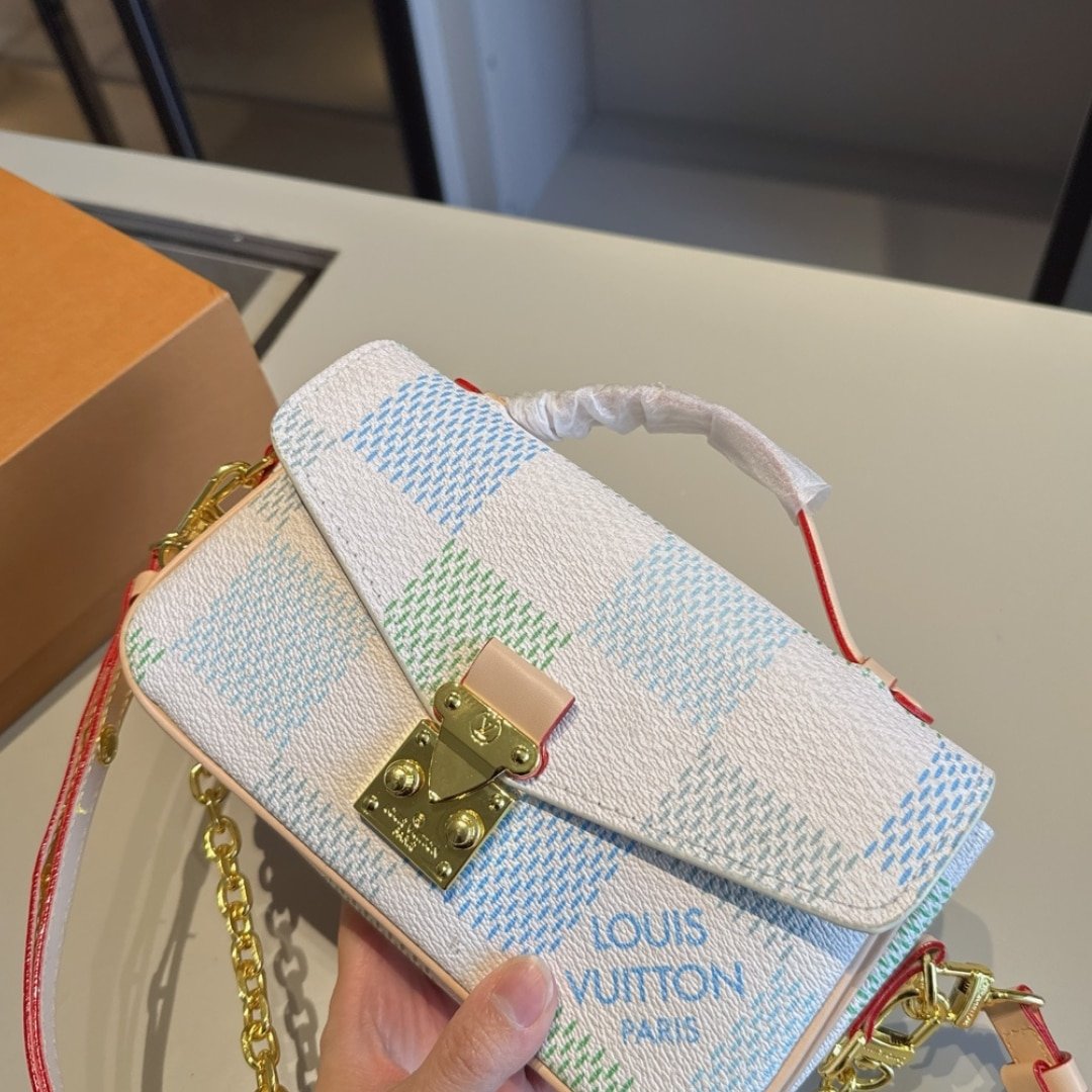 L0vis Vvtt0n Pochette Métis East West Damier Canvas Light Blue 21Cm