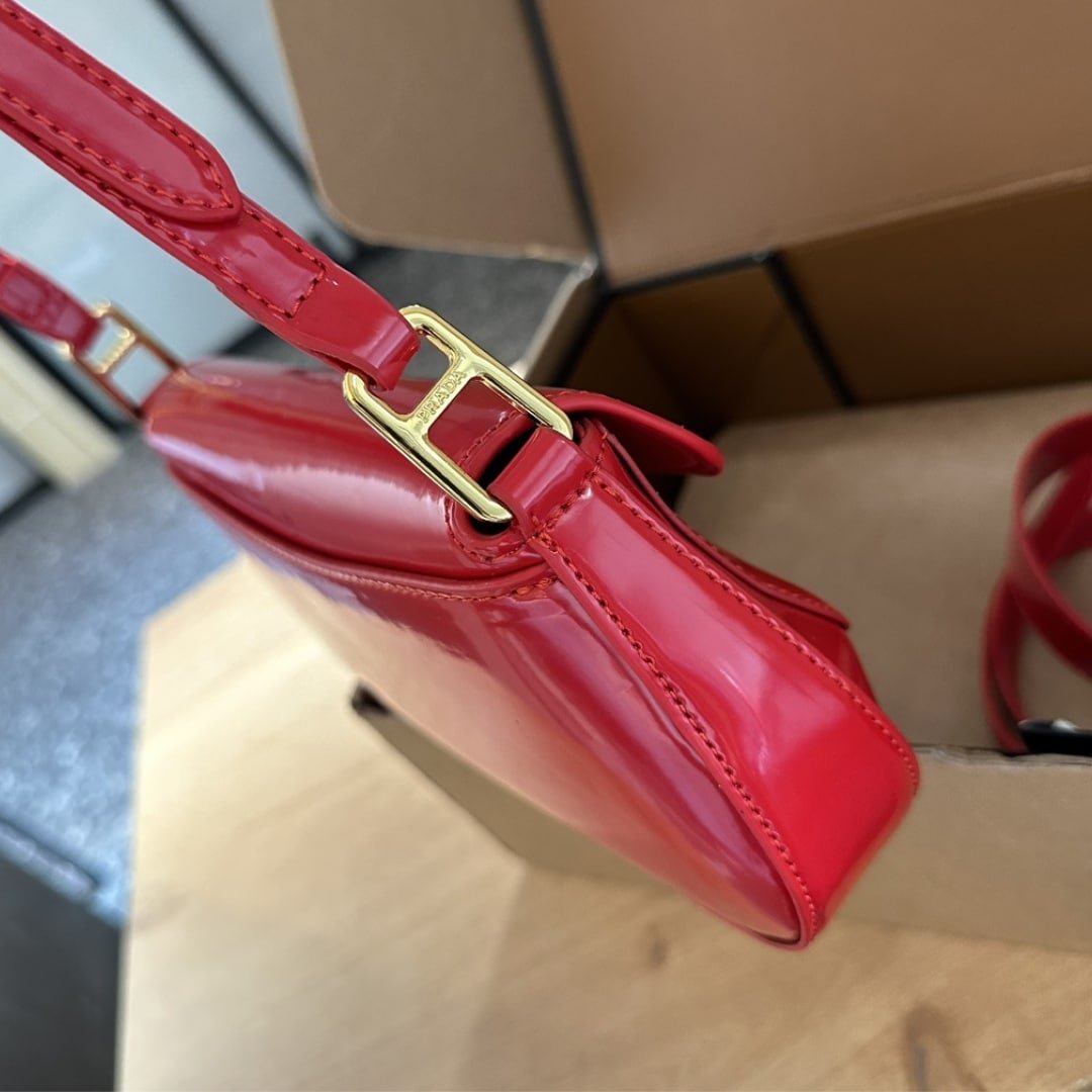 Pra*a Patent Leather Shoulder Bag In Cherry Red 25Cm 1Bd355 069 F0E06 V Hto