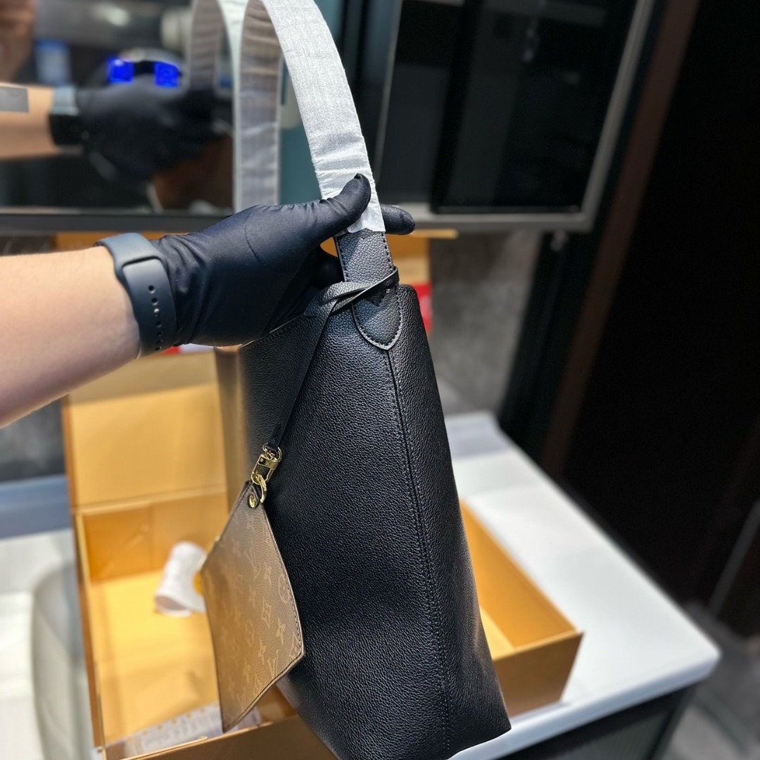 L0vis Vvtt0n Low Key Hobo MM In Black 31Cm M24856