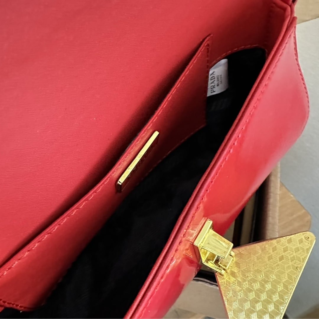 Pra*a Patent Leather Shoulder Bag In Cherry Red 25Cm 1Bd355 069 F0E06 V Hto