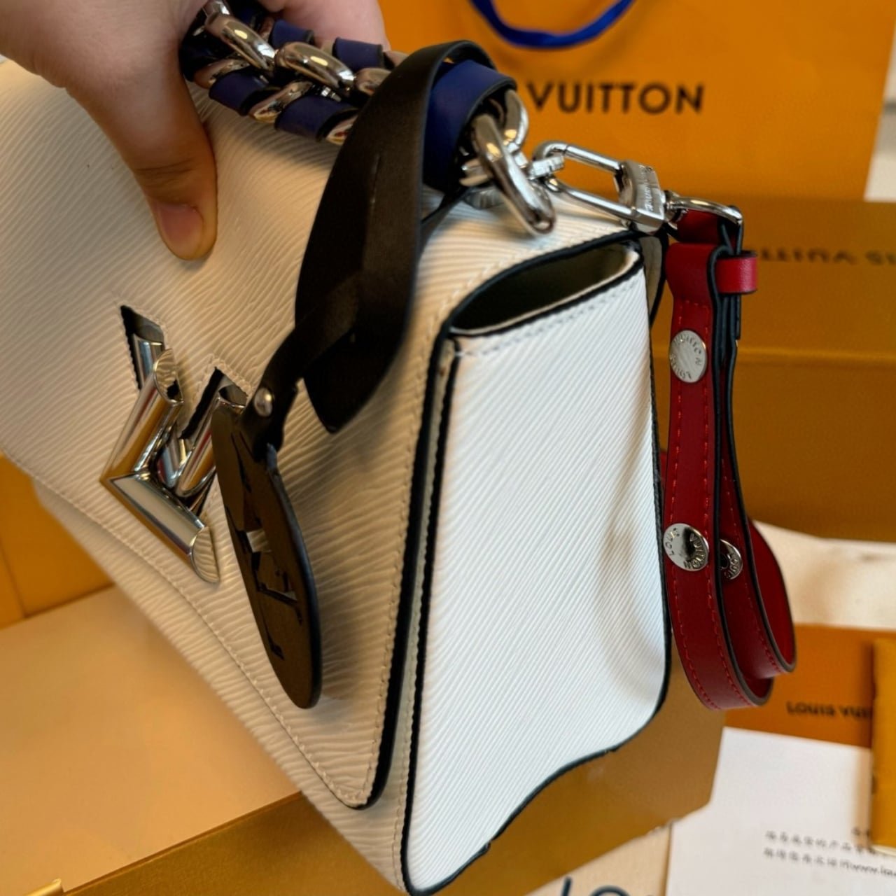 L0vis Vvtt0n Twist MM Limited Edition Bag In White 23Cm